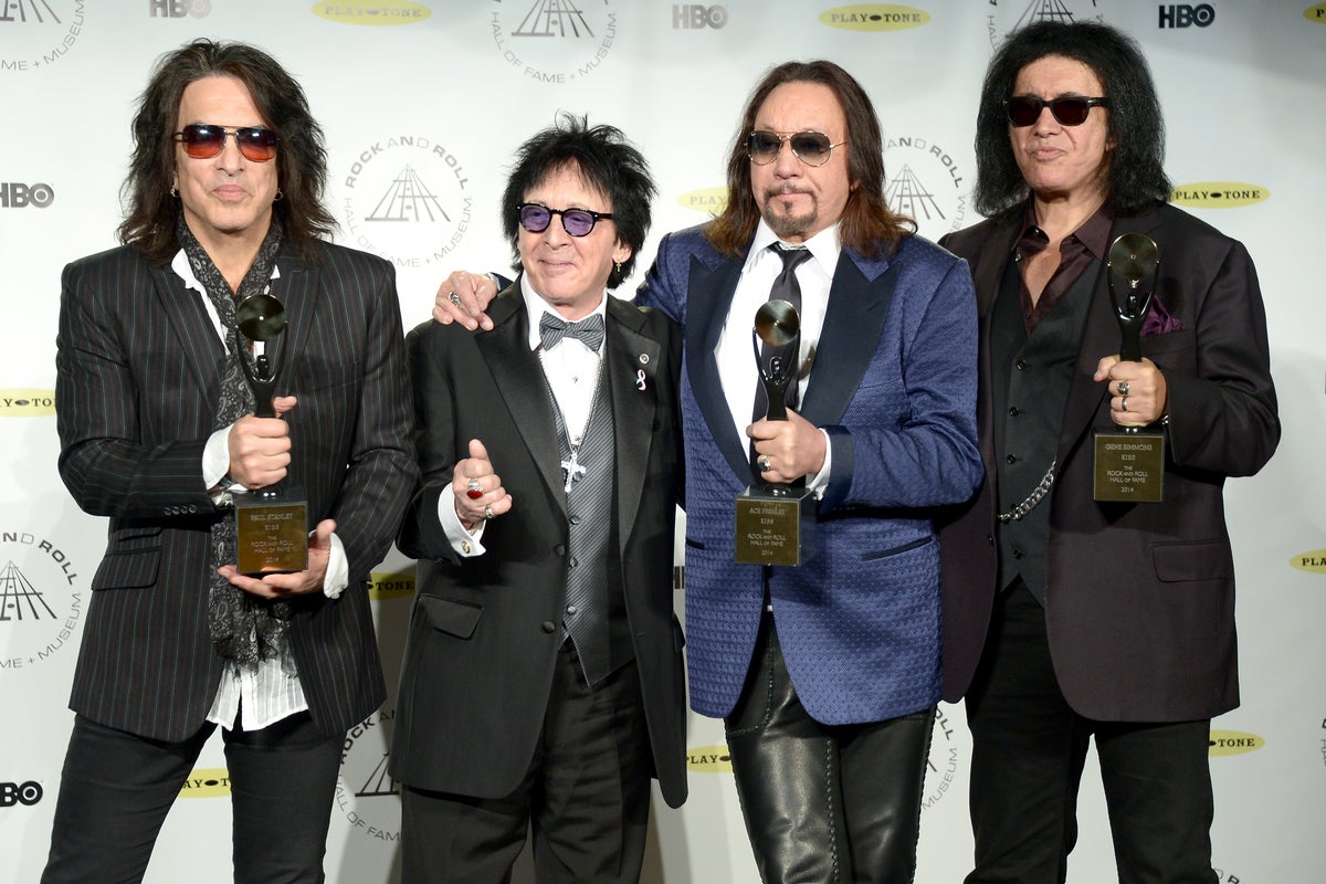 Original Kiss bandmates reunite at Ace Frehley’s memorial Original Kiss bandmates reunite at Ace Frehley’s memorial