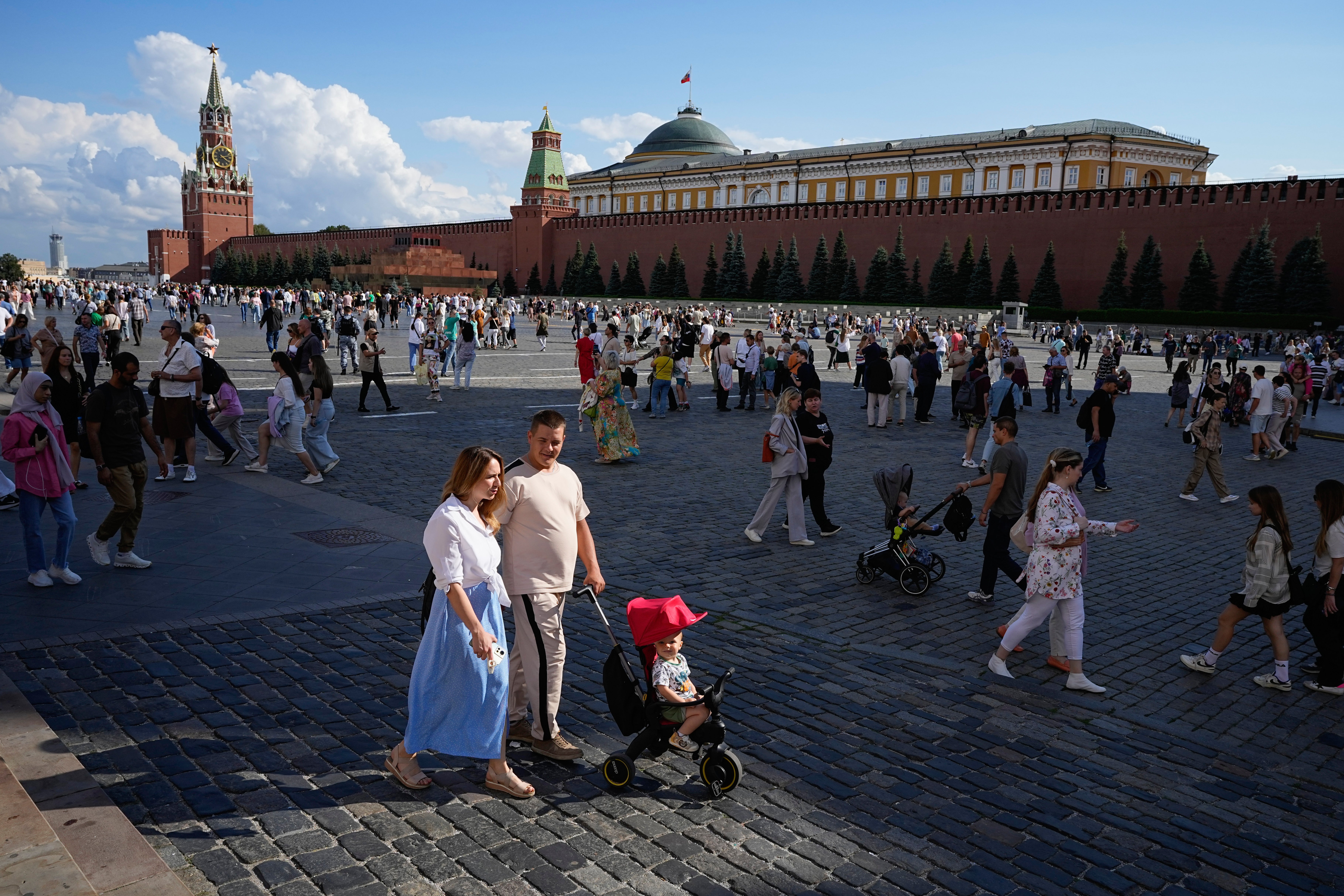 Uma família caminha pela Praça Vermelha em Moscou, Rússia, domingo, 4 de agosto de 2024. (AP Photo/Alexander Zemlianichenko, Arquivo)