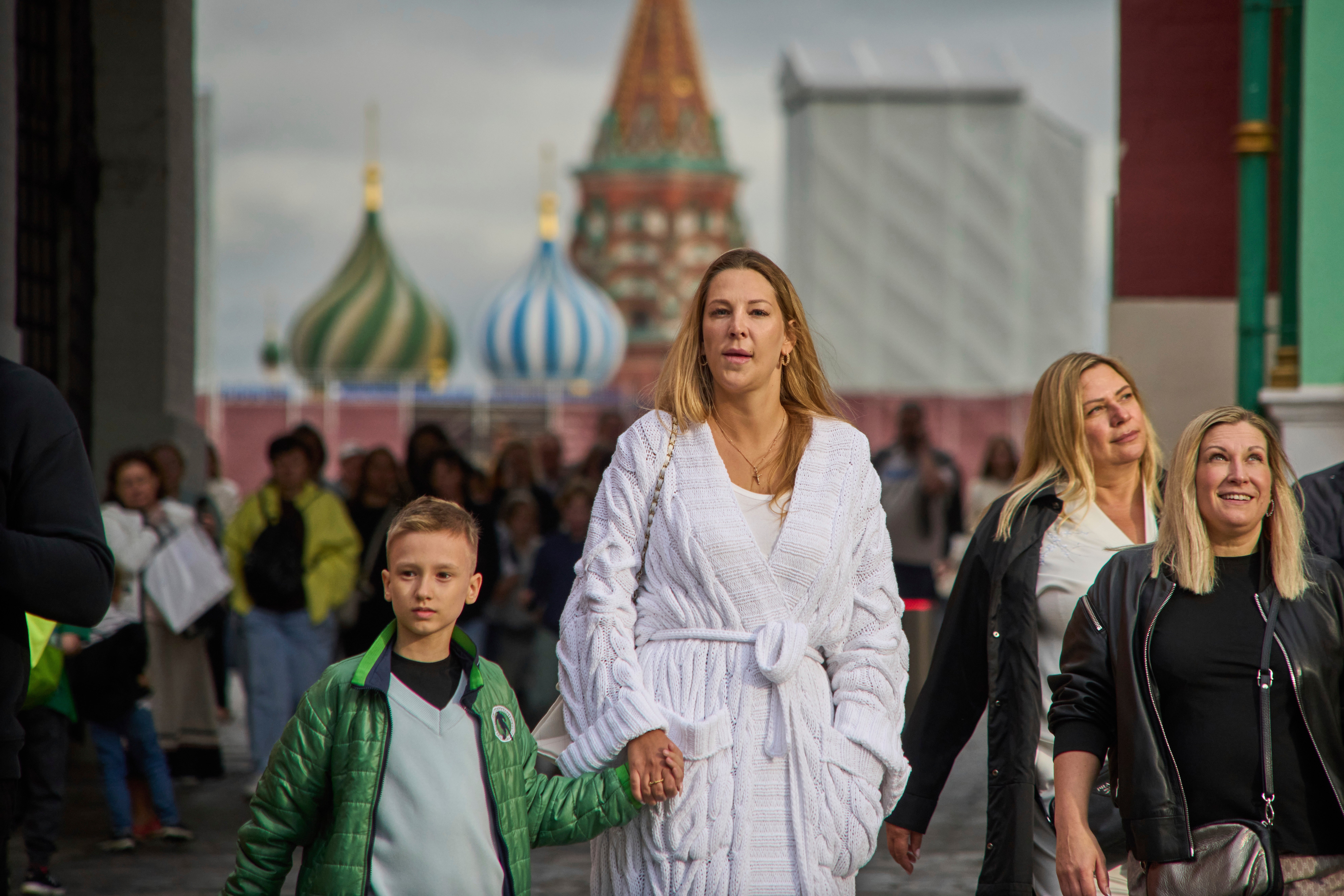Pessoas caminham pela Praça Vermelha com a Catedral de São Basílio ao fundo, quinta-feira, 14 de agosto de 2025, em Moscou, Rússia. (Foto AP/Alexander Zemlianichenko, Arquivo)