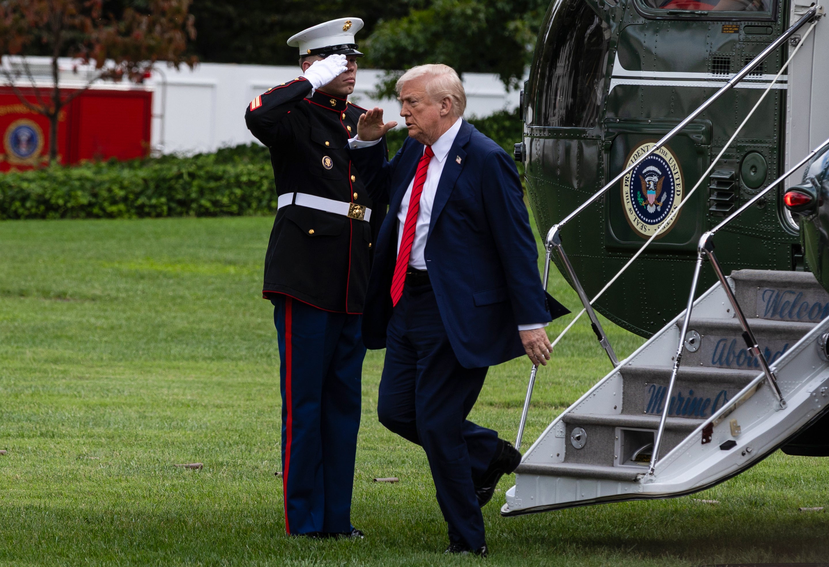 Donald Trump disse anteriormente que um “amigo” e “patriota” anônimo doou US$ 130 milhões para continuar pagando tropas durante a paralisação do governo em curso.