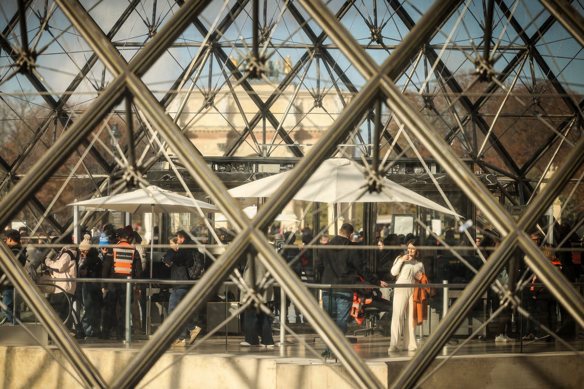 A timeline of the jewel heist at the Louvre in Paris