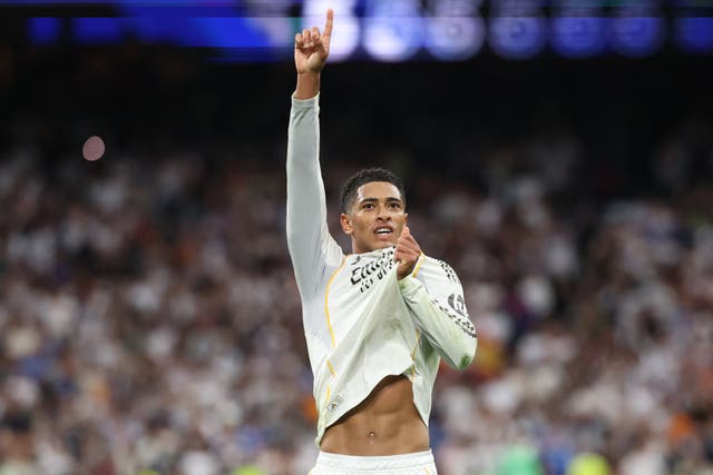 <p>Bellingham salutes the Madrid fans</p>