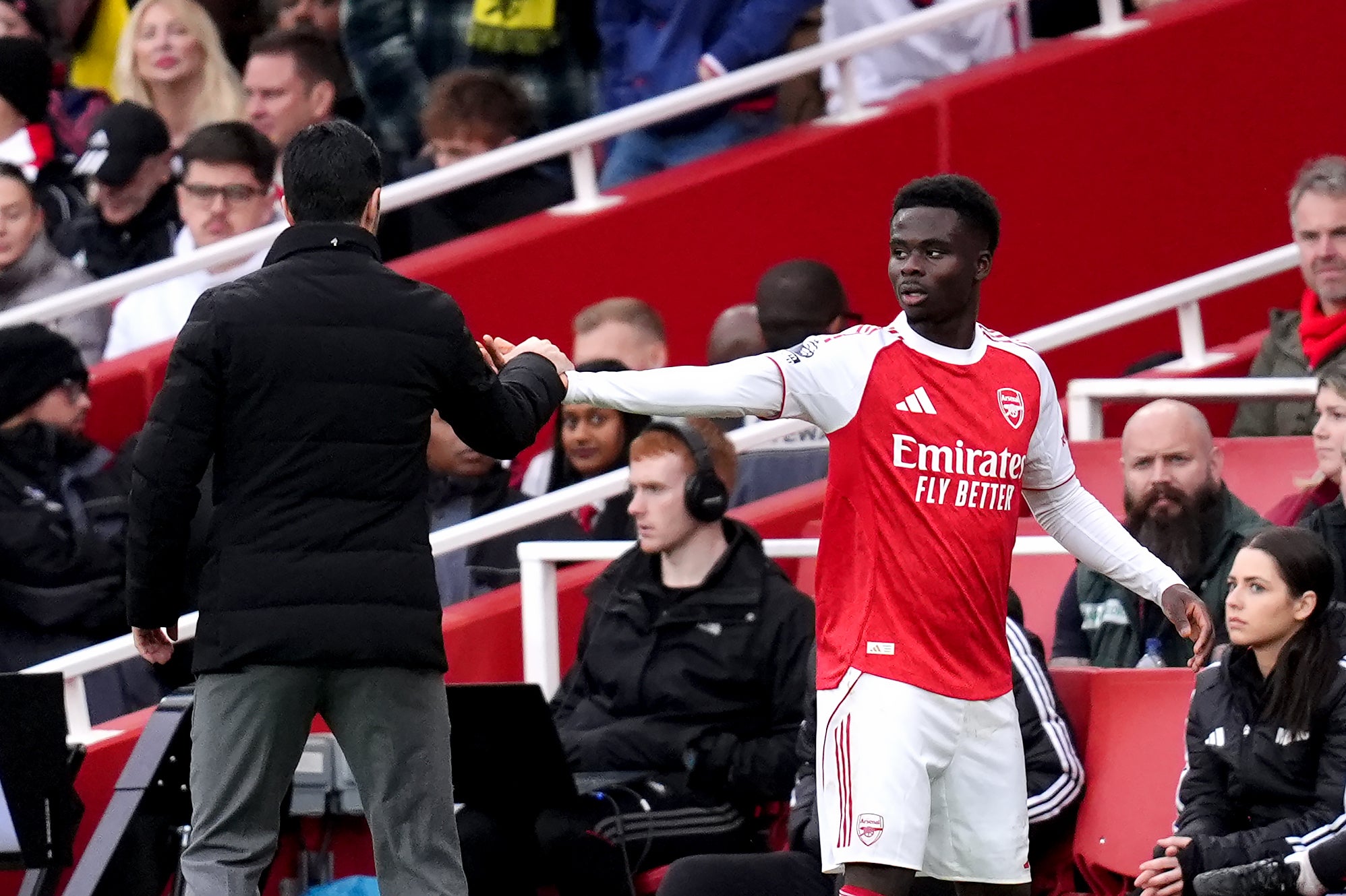 Bukayo Pa (à direita), do Arsenal, cumprimenta o técnico Mikel Mikel Arta (John Walton/PA)