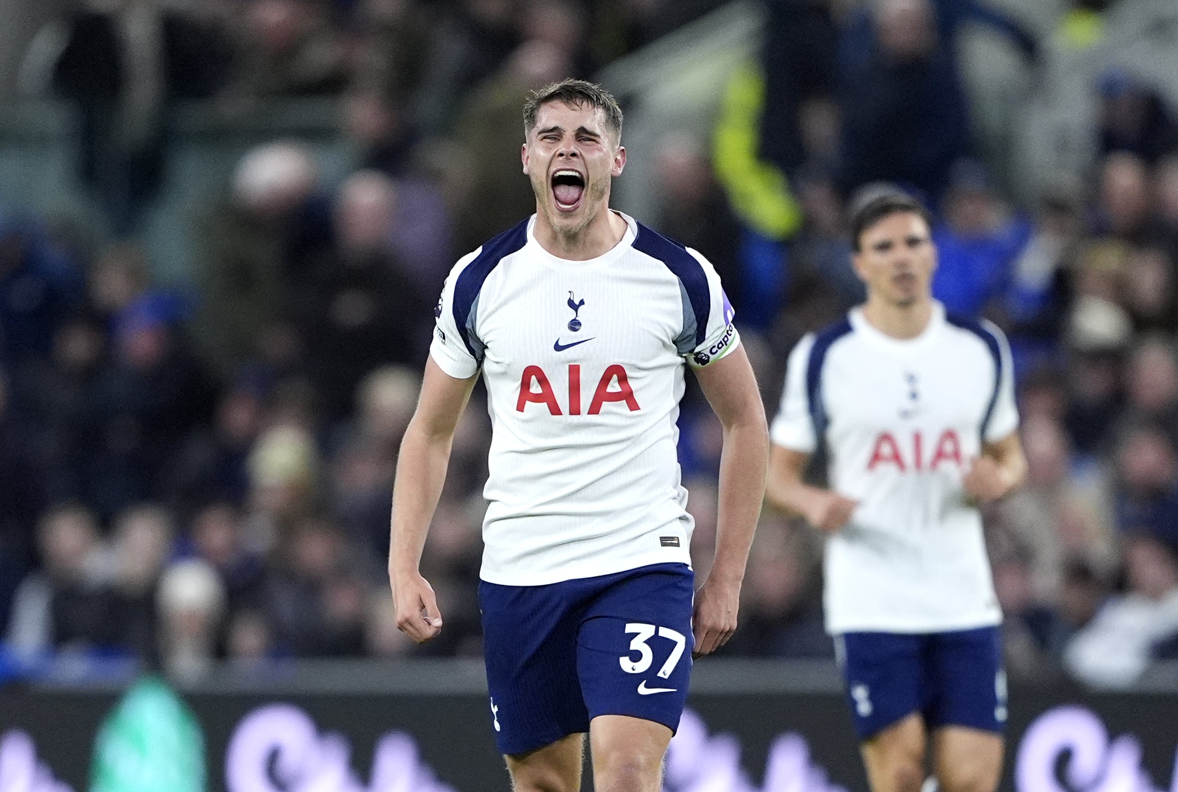 Mickey van de Ven é o potencial artilheiro do Tottenham