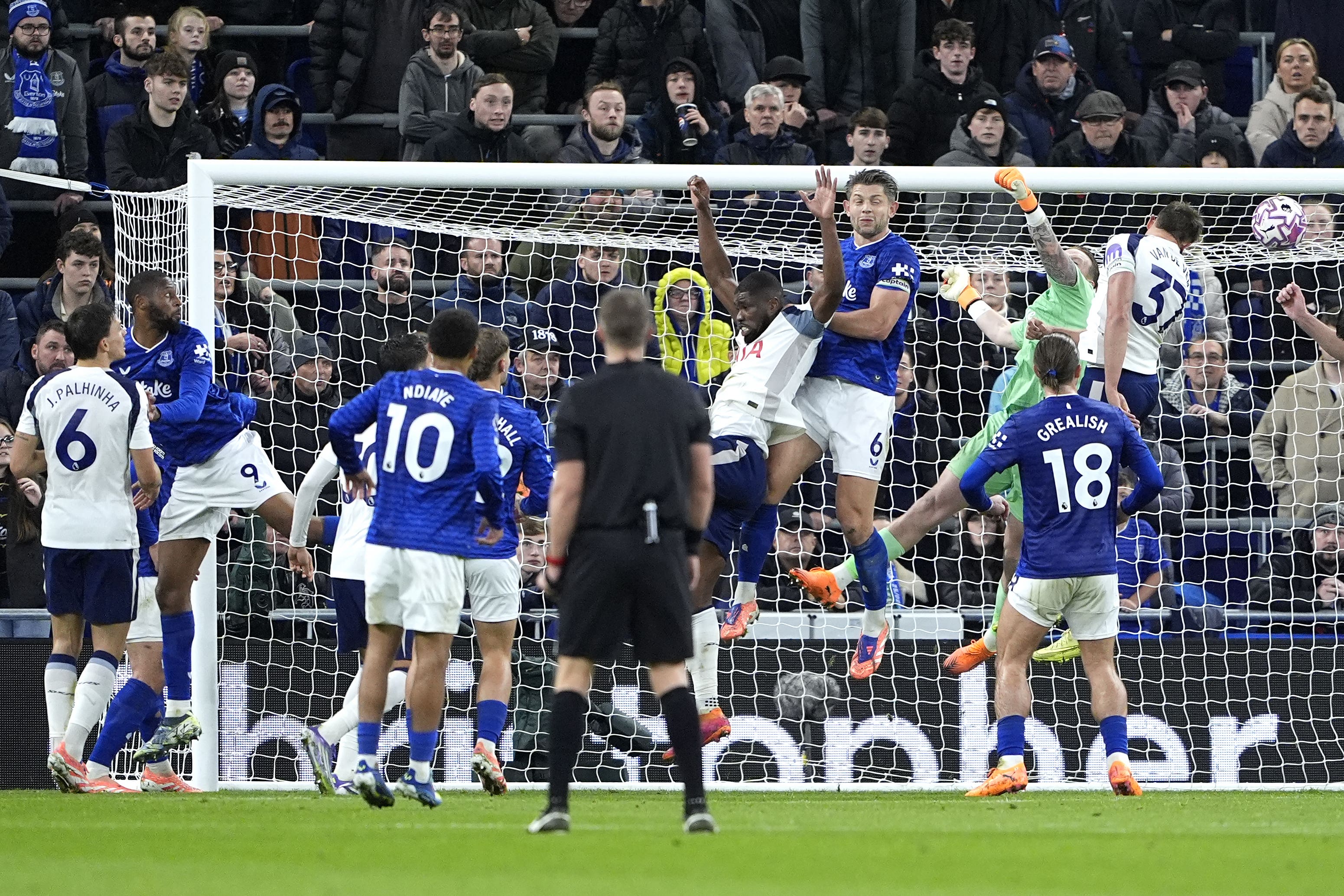 Mickey van de Ven, à direita, marca o segundo gol dele e do Tottenham