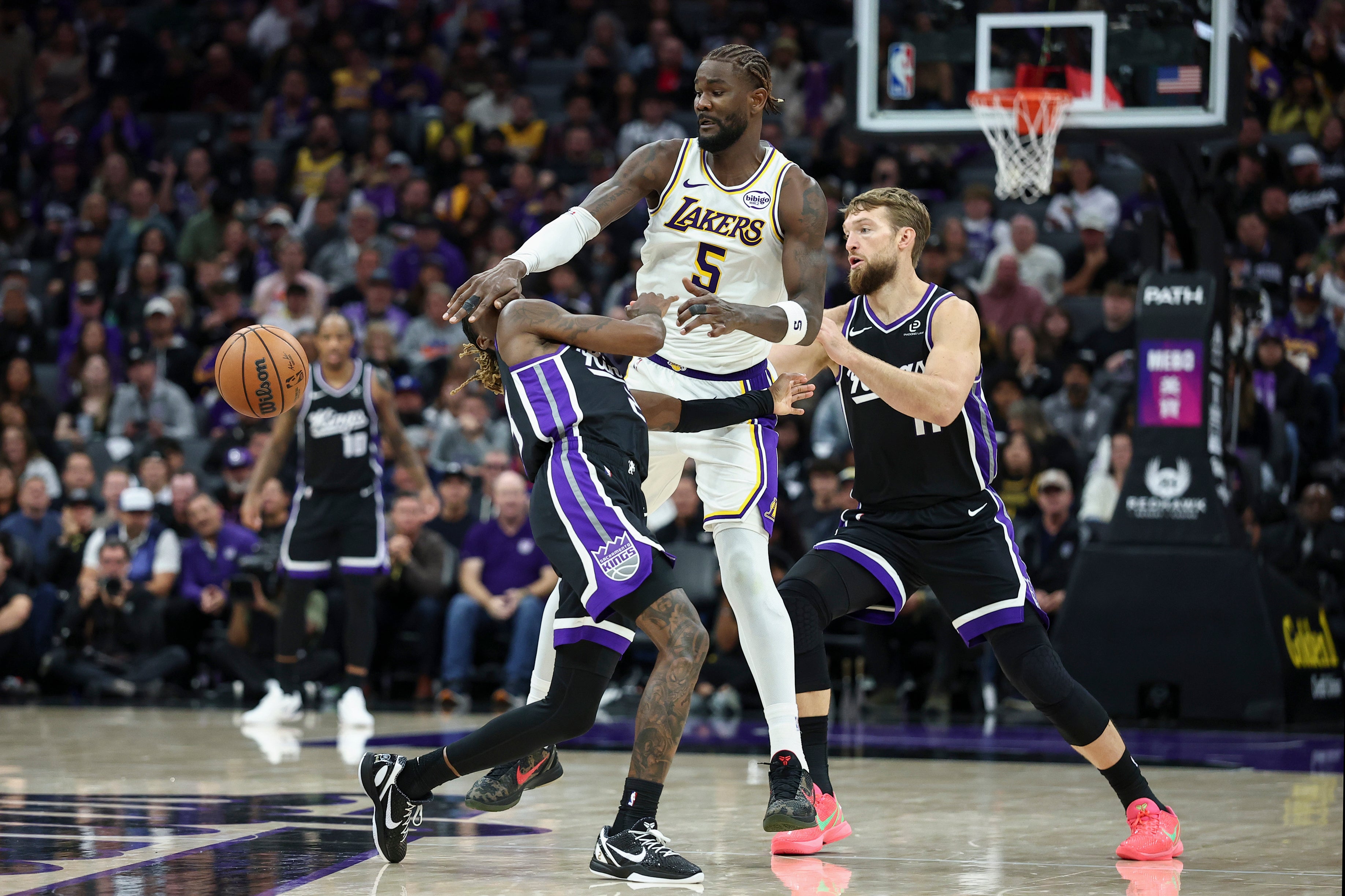 Denadre Ayton quedó visiblemente impresionada por la actuación de James