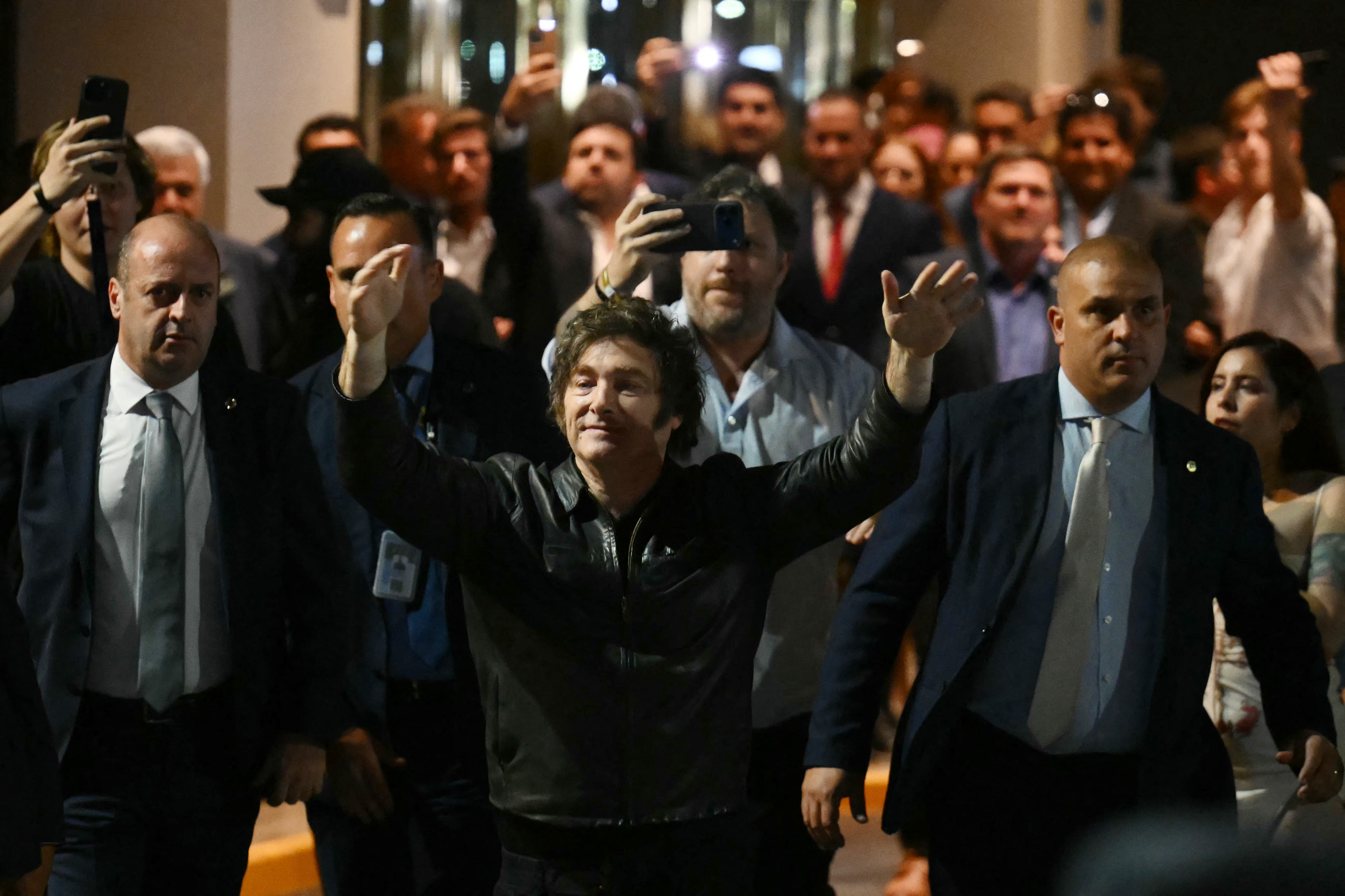 O presidente argentino, Javier Millei (C), comemora diante de apoiadores do lado de fora da sede do partido no poder, La Libertad Avanza, após os resultados das eleições legislativas nacionais de meio de mandato em Buenos Aires.