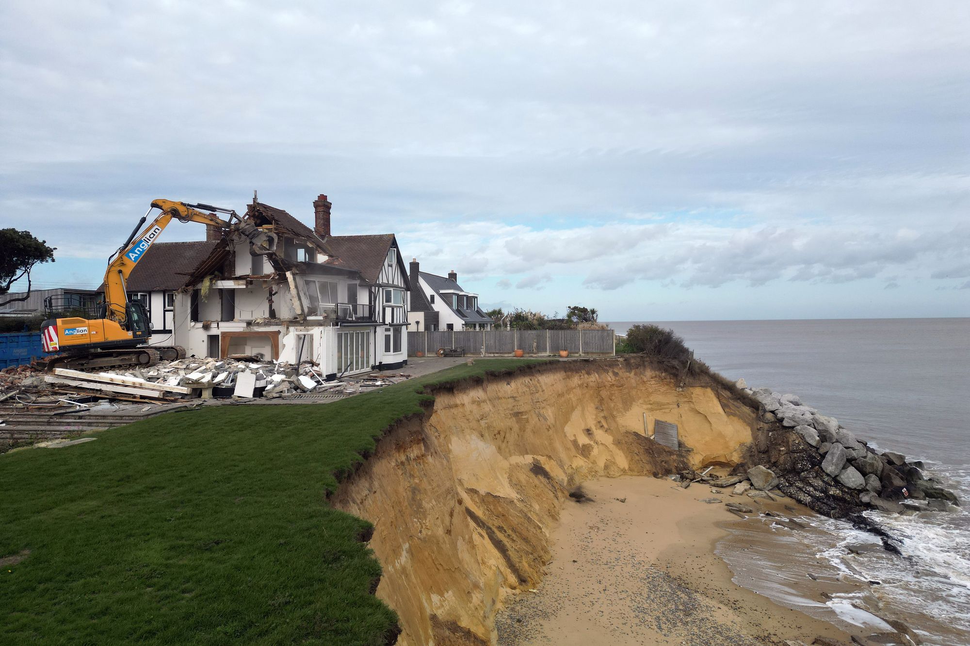 <p>Demolition begins on Jean Flick's clifftop home</p>