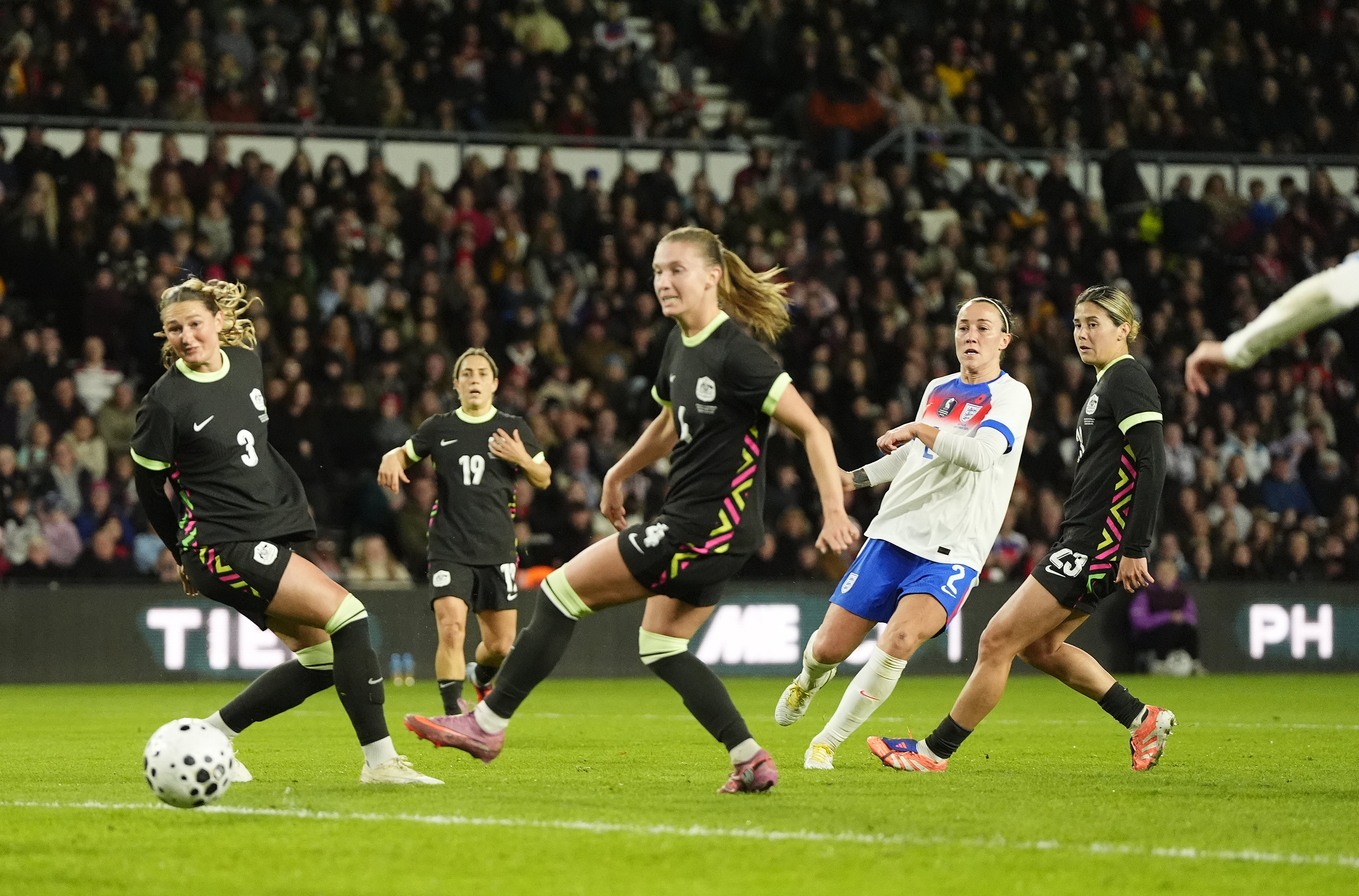 Lucy Bronze, segunda à direita, marca o segundo gol da Inglaterra (Nick Potts/PA)