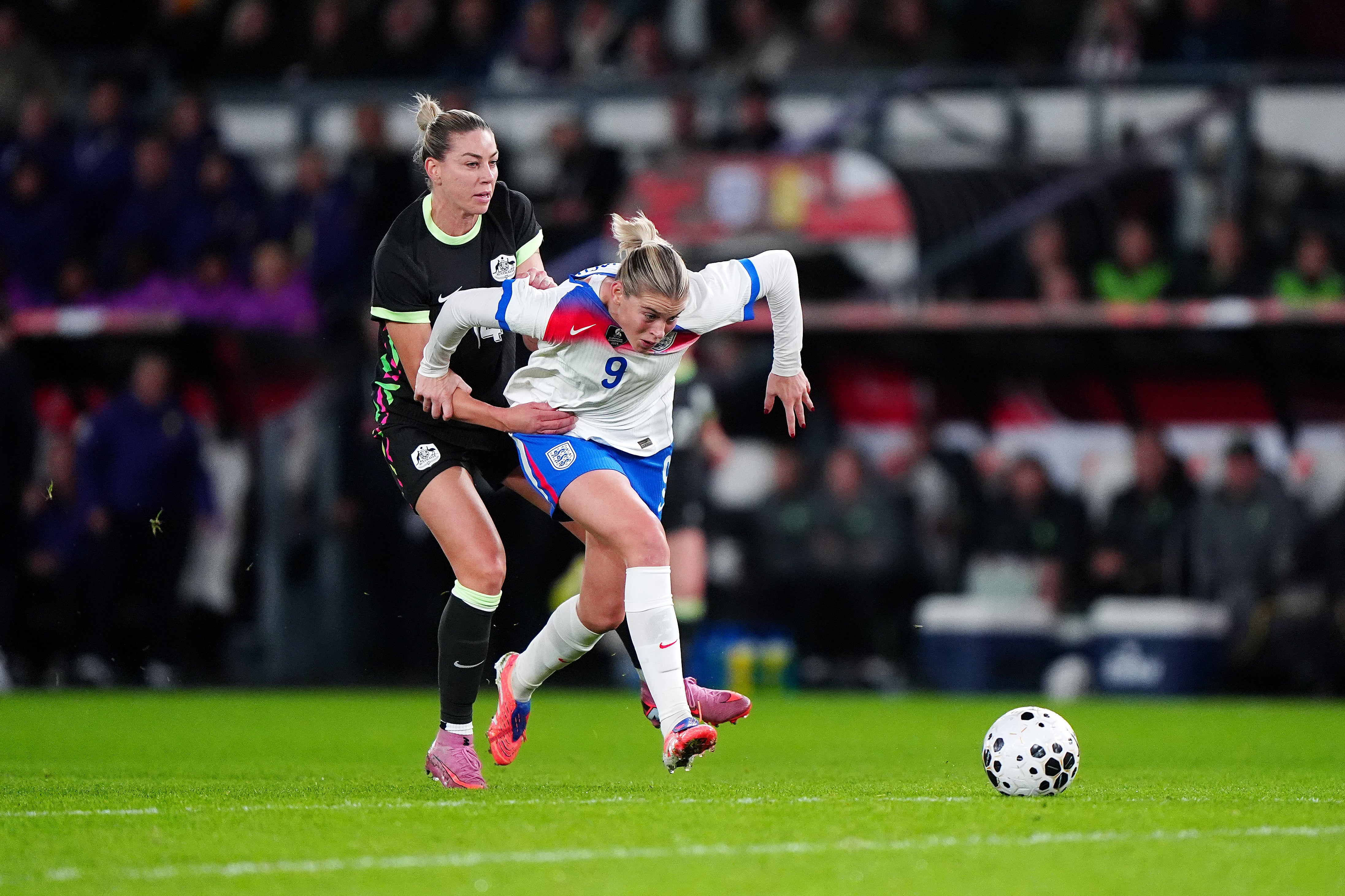 Alana Kennedy, à esquerda, enfrenta a inglesa Alecia Russo e ganha cartão vermelho (Bradley Collier/PA)