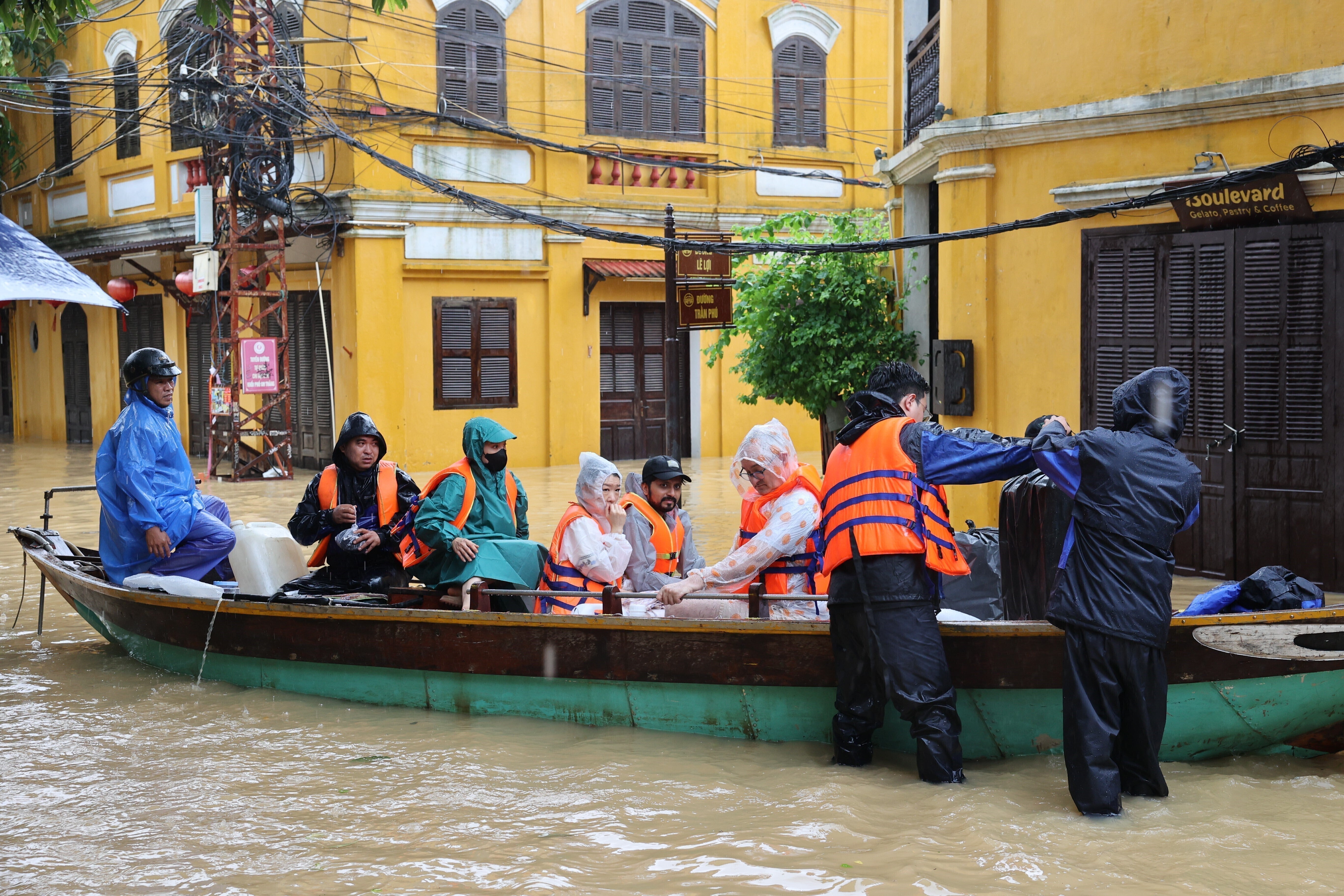 <p>Hundreds of tourists were evacuated following the flooding in Thailand</p>