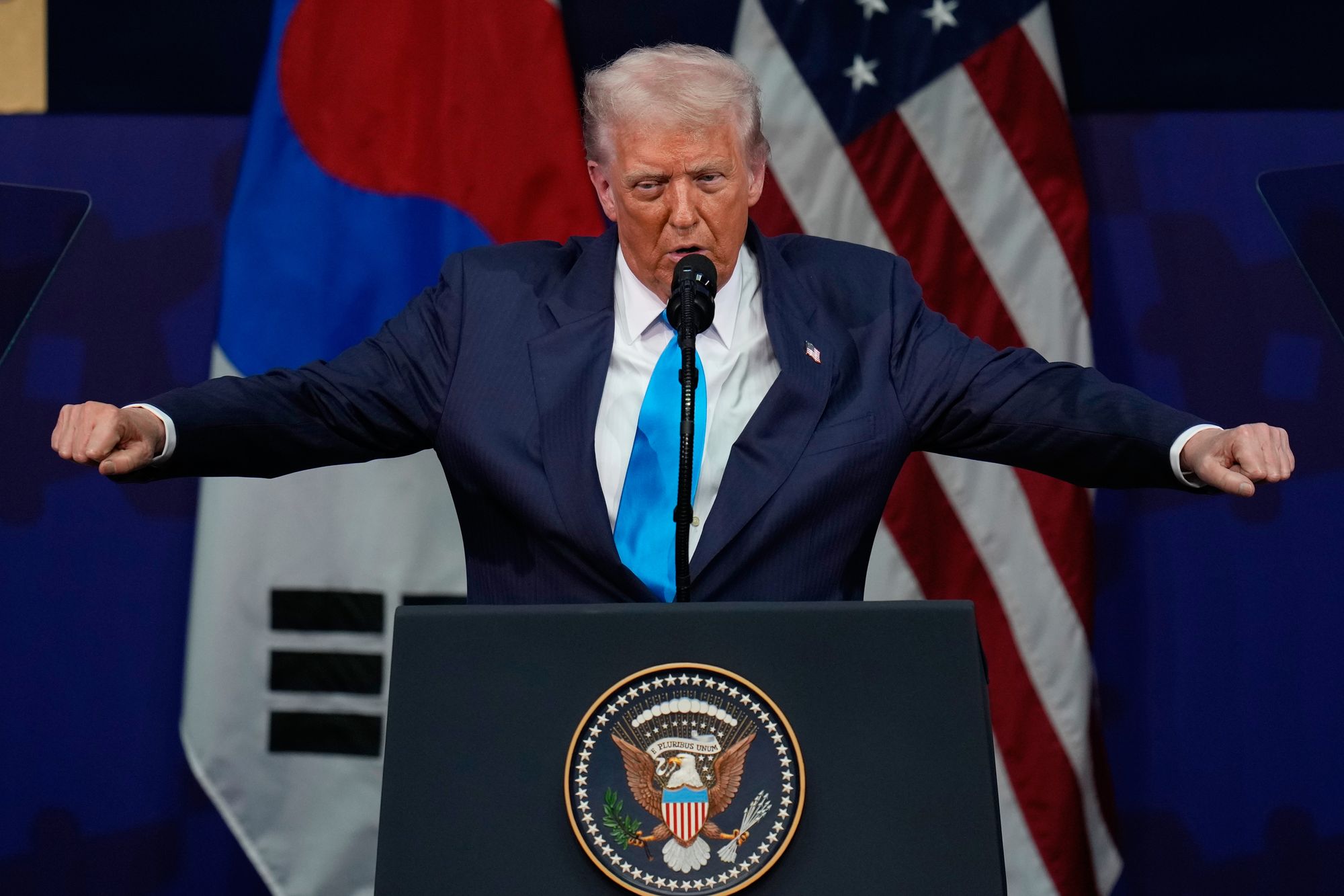 Доналд Трамп говори на самиту извршних директора Азијско-пацифичке економске сарадње (АПЕЦ) у Гјеонгџуу