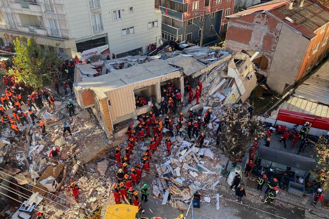 <p>Firefighters and rescue teams search for trapped people after a residential building that collapsed in Gebze, Turkey.</p>