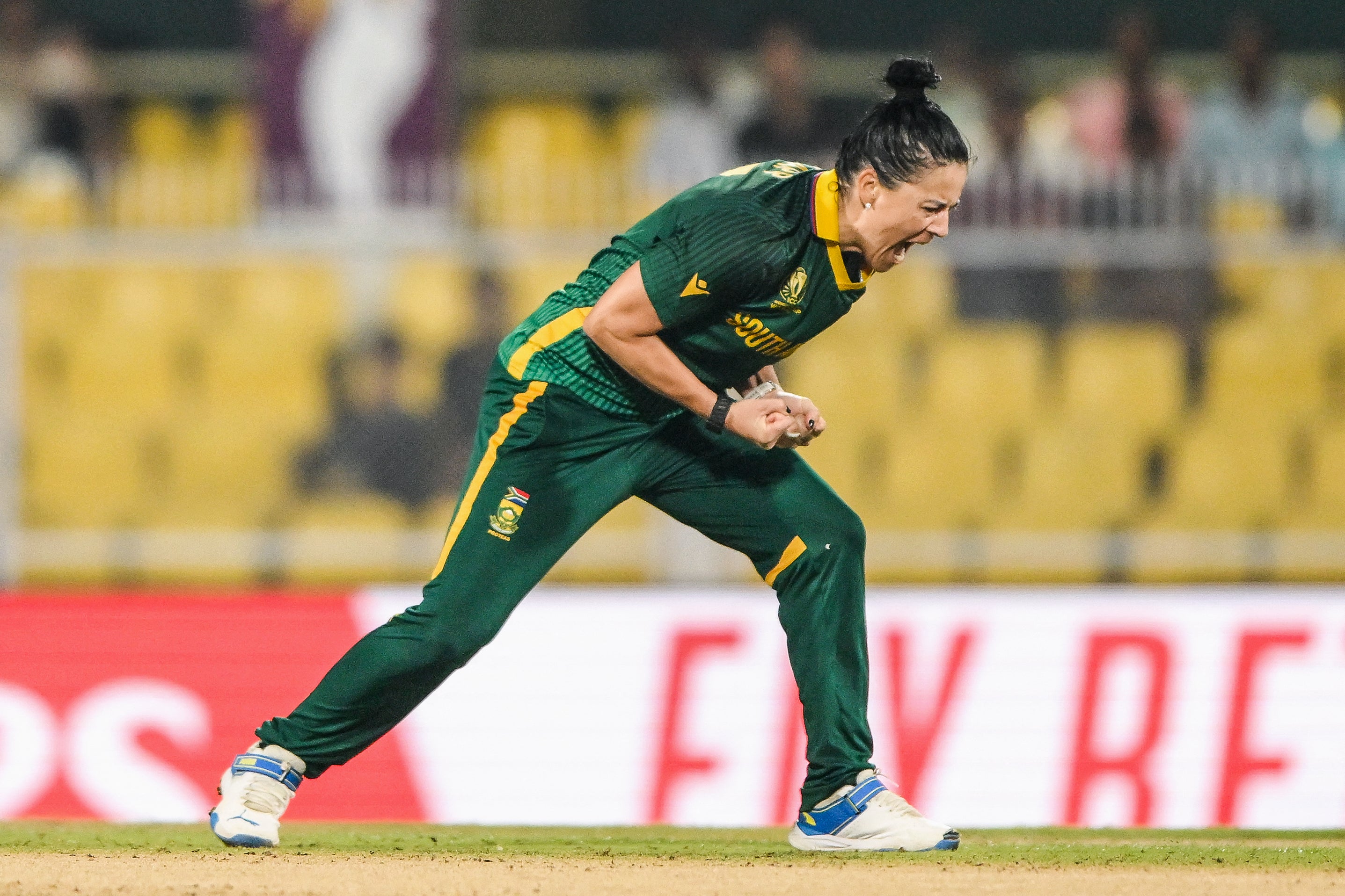 Marizanne Kapp golpeó dos veces en el primer over de la persecución.