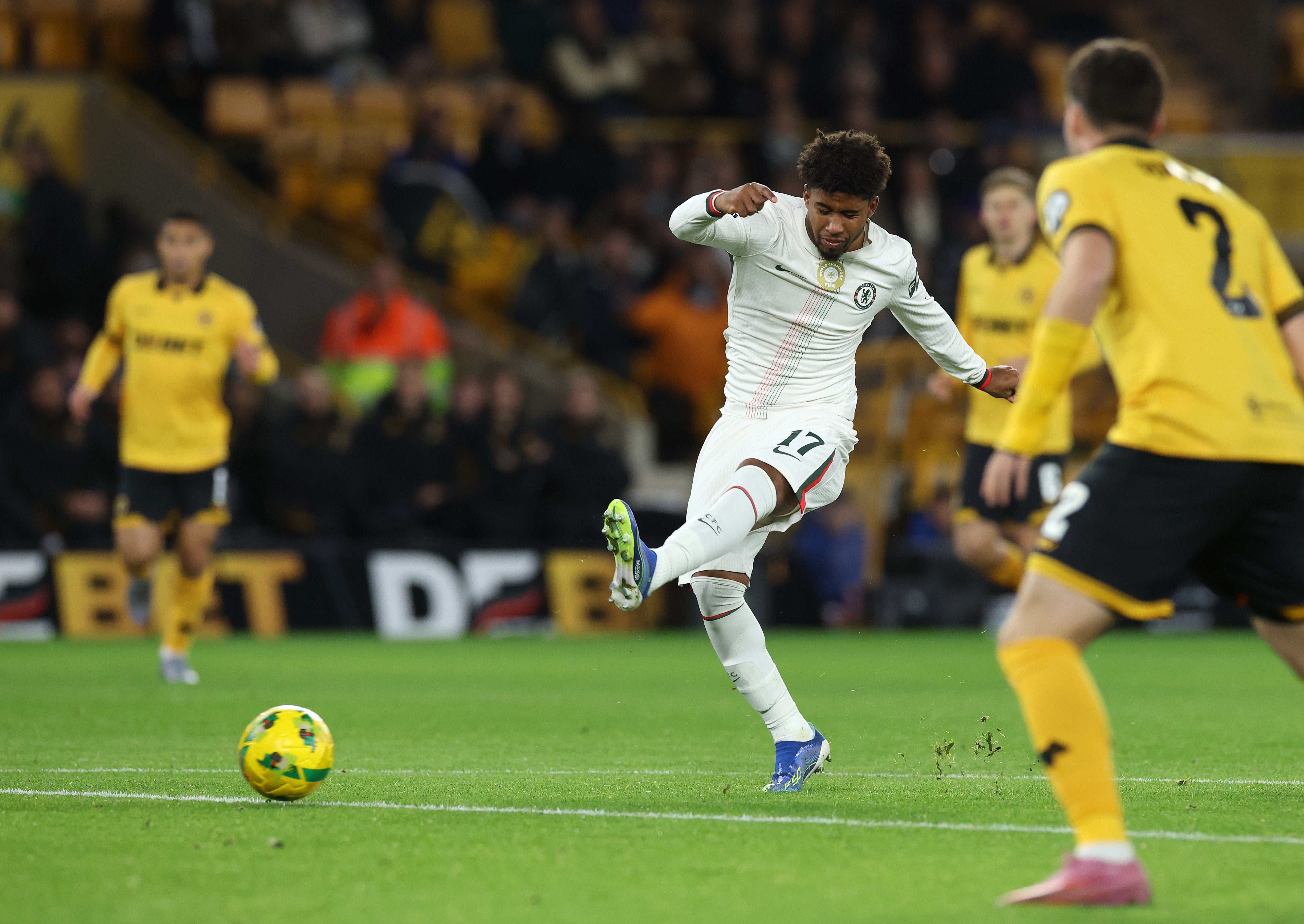 Андреи Сантос пуца испред Челсија