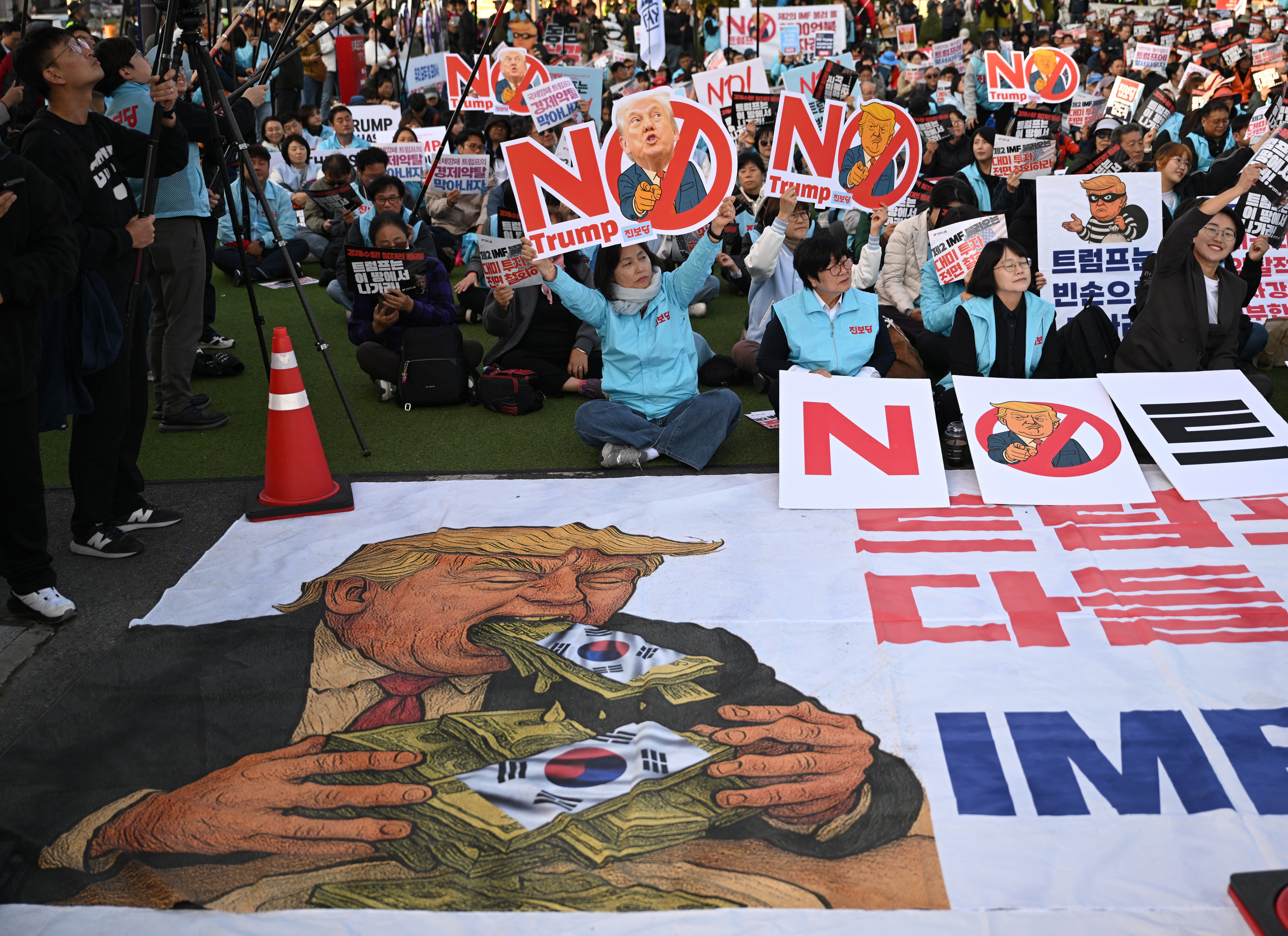 Se ha visto a los manifestantes agitando pancartas con caricaturas burlonas del presidente de Estados Unidos.