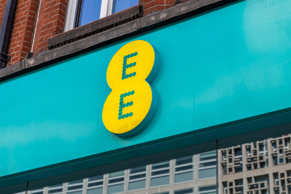EE Down Hundreds Of Customers Report Issues With Mobile And Broadband ee-down-hundreds-of-customers-report-issues-with-mobile-and-broadband