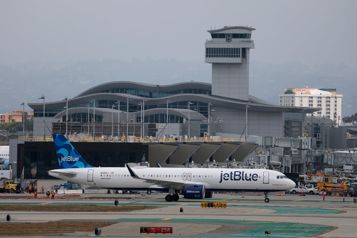 Passengers injured after JetBlue flight makes emergency landing in Tampa with flight control issue