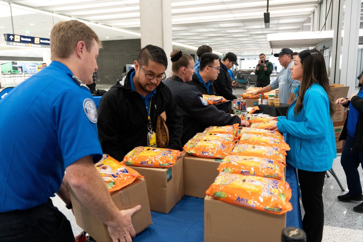 https://static.independent.co.uk/2025/10/31/14/57/Free-food-is-distributed-to-TSA-staff-at-a-mobile-pantry-during-government-shutdown-j9ztiw7p.jpeg?width=1200&height=800&crop=1200:800