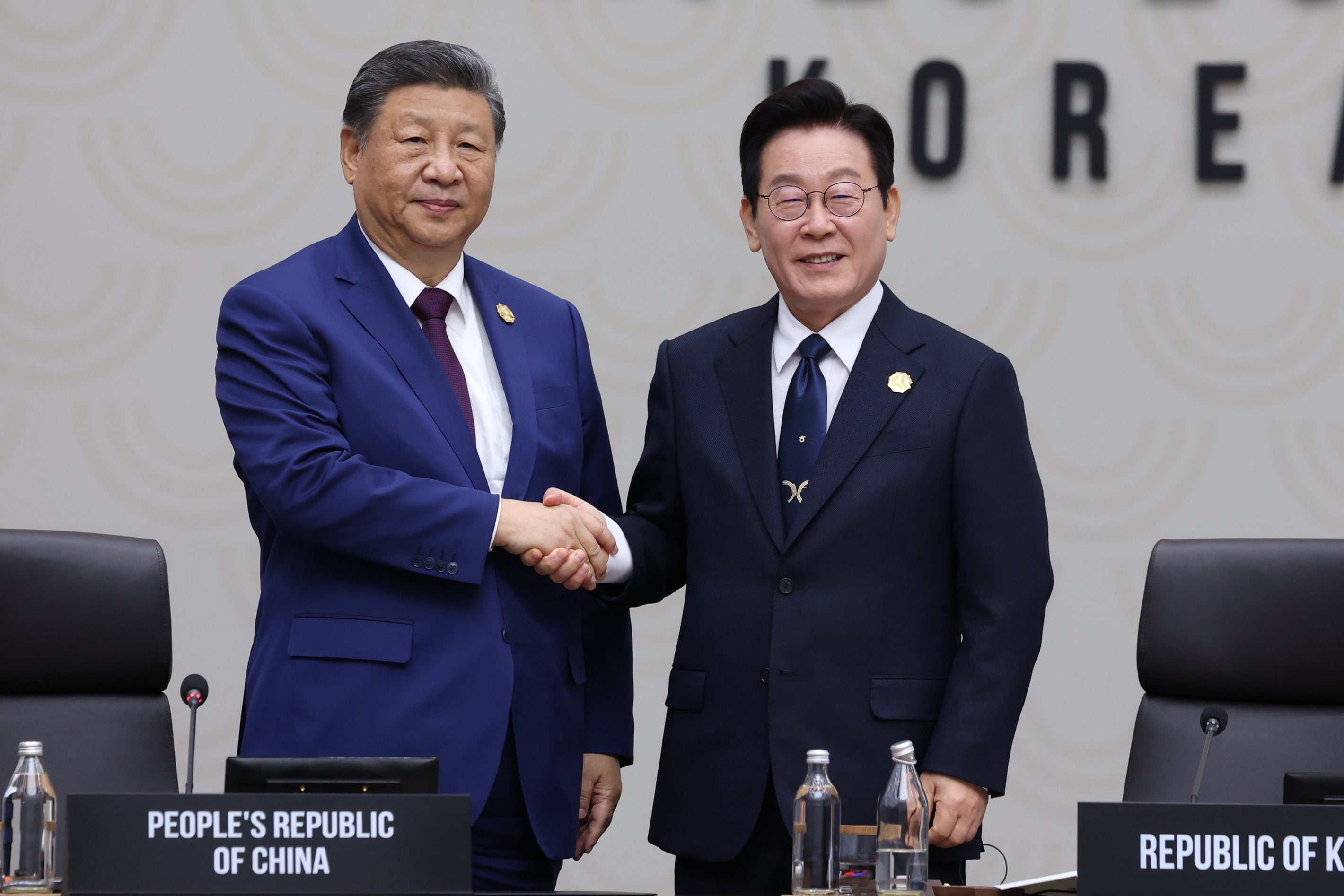 <p>Chinese President Xi Jinping shakes hands with South Korean President Lee Jae Myung, at the Asia-Pacific Economic Cooperation (APEC) Economic Leaders' Meeting</p>