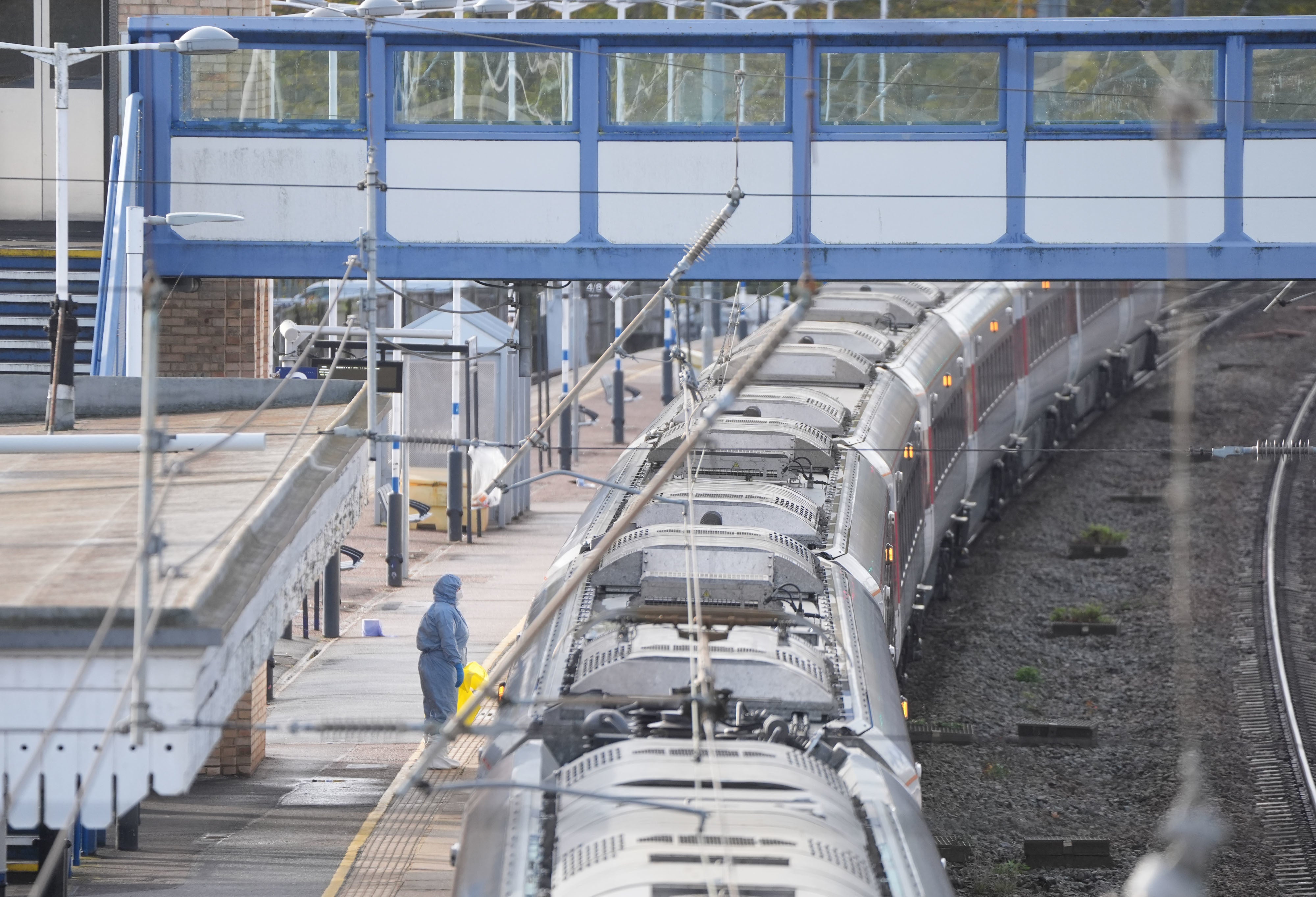 Des enquêteurs médico-légaux sur un quai de gare à la gare de Huntingdon (Joe Giddens/Pennsylvanie)