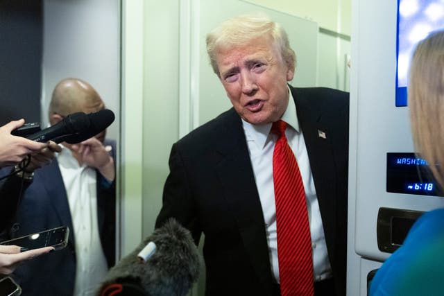 <p>Donald Trump dijo a la prensa que la pérdida de títulos de Andrés Mountbatten-Windsor es una “situación trágica”</p>