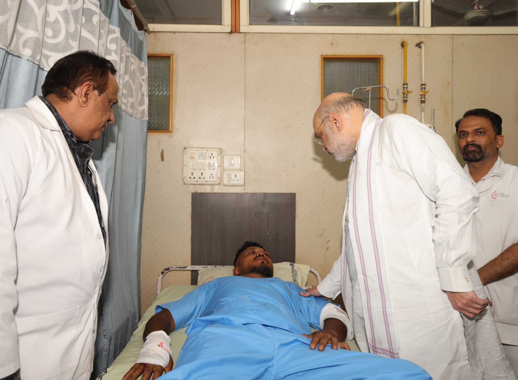 India home affairs minister Amit Shah meeting Mr Ramesh in hospital after the crash