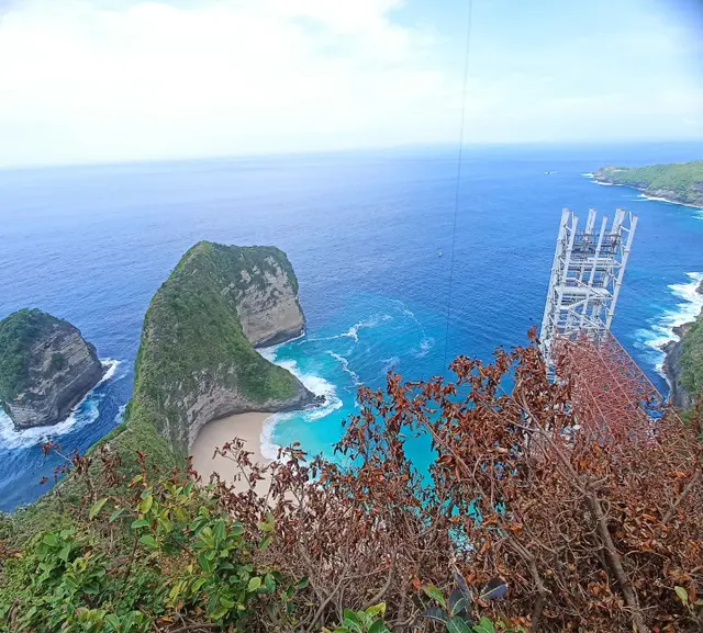 <p>Under construction glass lift at the iconic   Kelingking Beach in Indonesia</p>
