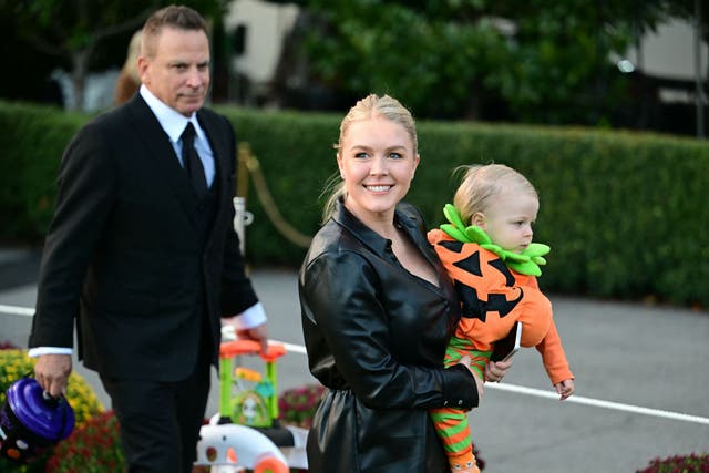 <p>En Internet, Karoline Leavitt ha sido objeto de burlas por casarse con un hombre tres décadas mayor que ella. Ahora se la critica por publicar una supuesta foto “photoshopeada” de él </p>