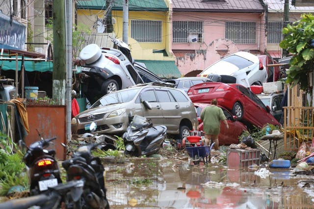 <p>Vehicles lie piled up after flooding caused by Typhoon Kalmaegi in Cebu city, central Philippines</p>