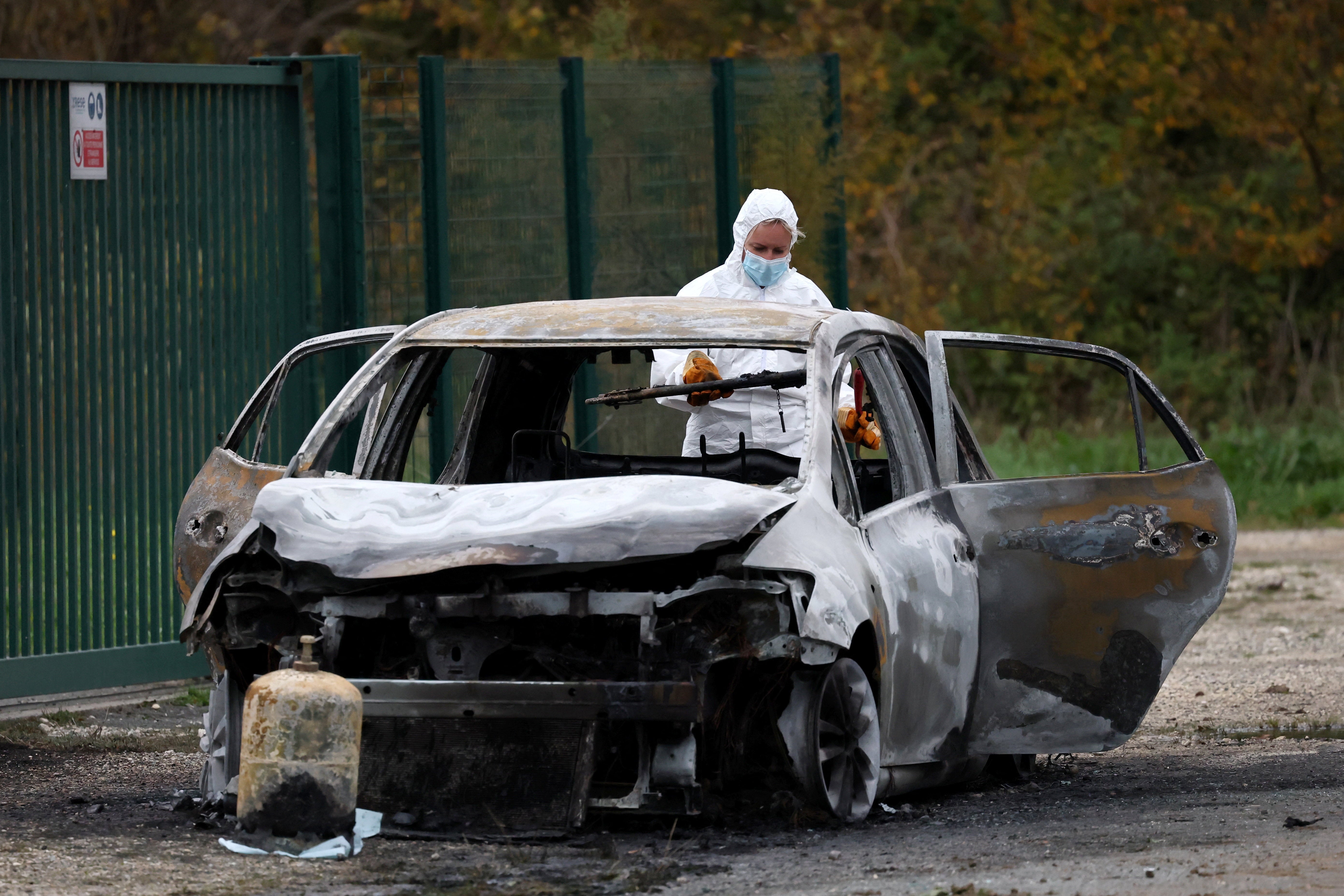 The driver attempted to set fire to his car with a number of gas cylinders inside