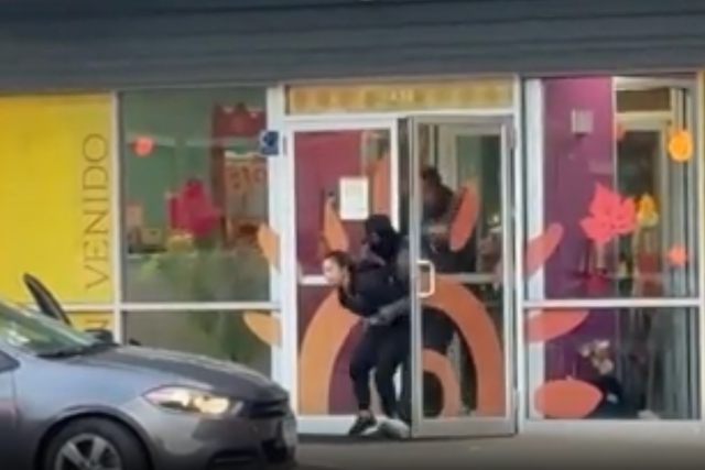<p>Agentes federales irrumpieron en una guardería y centro preescolar de Chicago para detener a una mujer que trabaja allí, según el Departamento de Seguridad Nacional de EE. UU. y funcionarios locales</p>