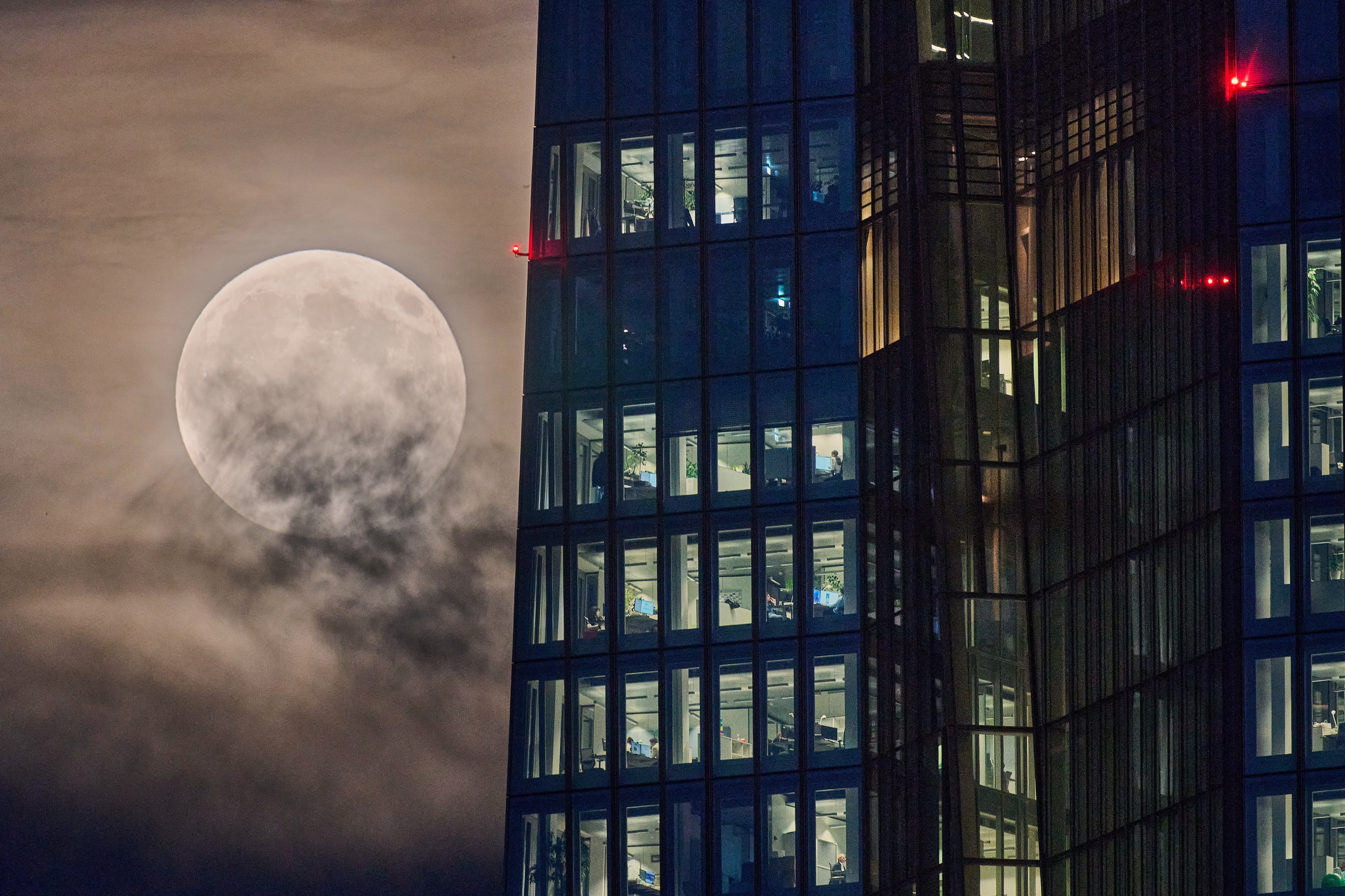 The Beaver Moon rises next to the European Central Bank in Frankfurt, Germany, Wednesday, 5 November, 2025