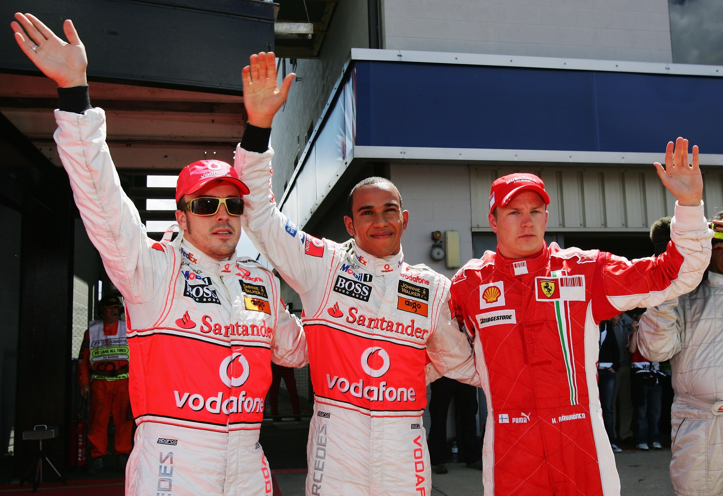Kimi Raikkonen (à direita) venceu Lewis Hamilton e Fernando Alonso em 2007