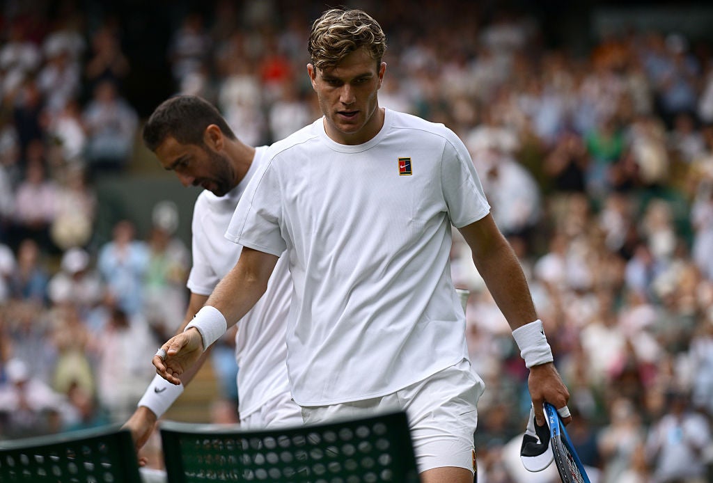 Draper prišiel do Wimbledonu ako svetová štvorka, no zápasil s podliatinami kostí v služobnej ruke