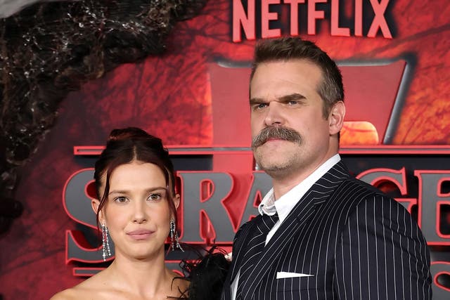 <p>Millie Bobby Brown y David Harbour mostraron una imagen de unidad en el estreno de la quinta temporada de ‘Stranger Things’ en Los Ángeles, este jueves</p>