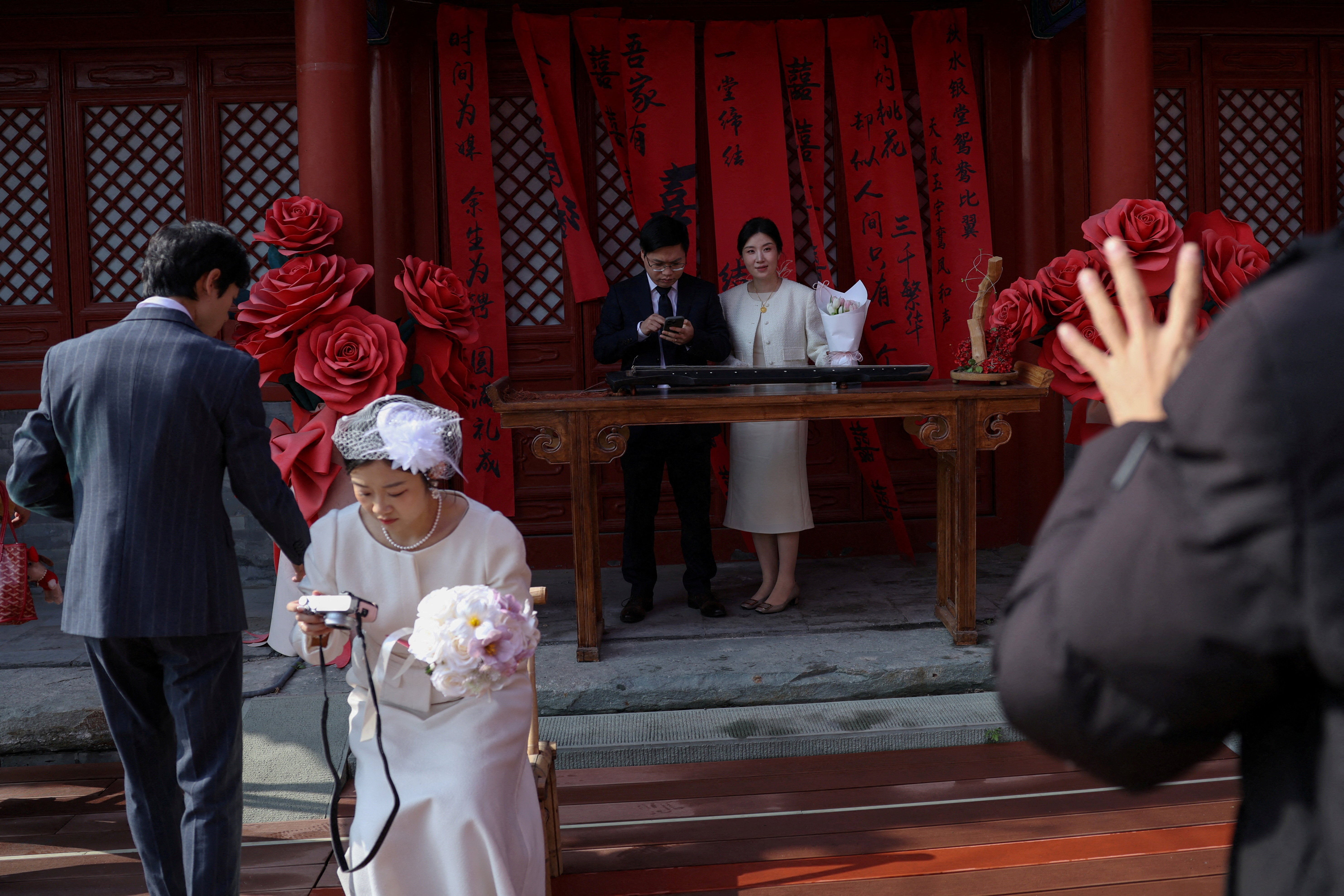 <p>Couple gets married at Huguo Guanyin Temple</p>