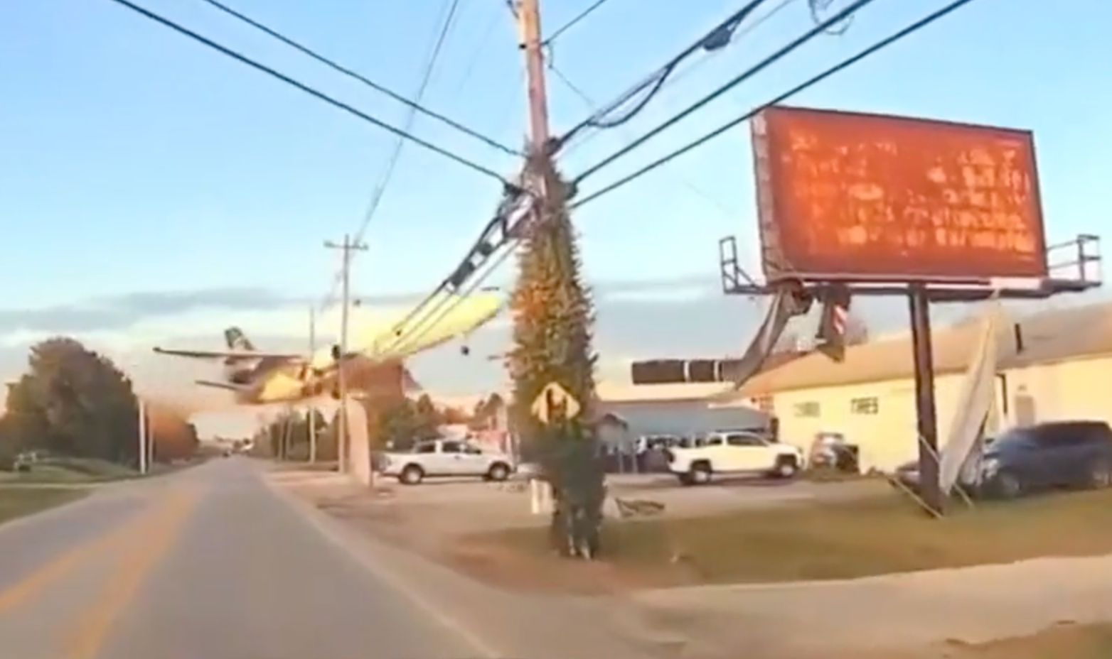 O avião transportava 38.000 galões de combustível e bateu em dois edifícios, incluindo uma instalação de reciclagem de petróleo, fazendo com que alguns recipientes cheios de óleo explodissem no local.