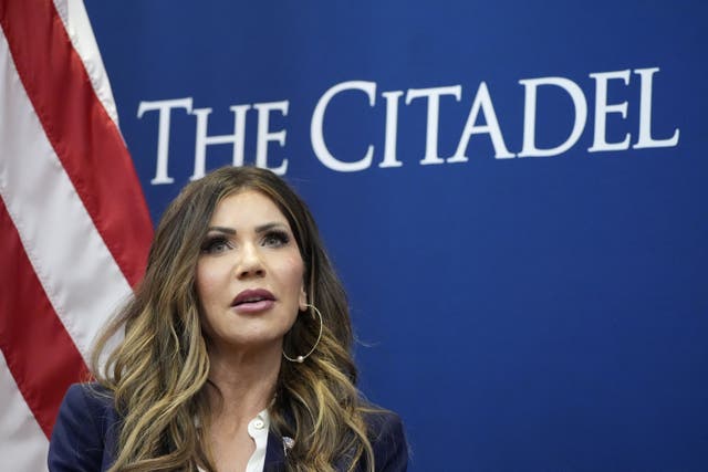 <p>Se dice que Kristi Noem es una de las defensoras del llamado “rostro Mar-a-Lago”</p>