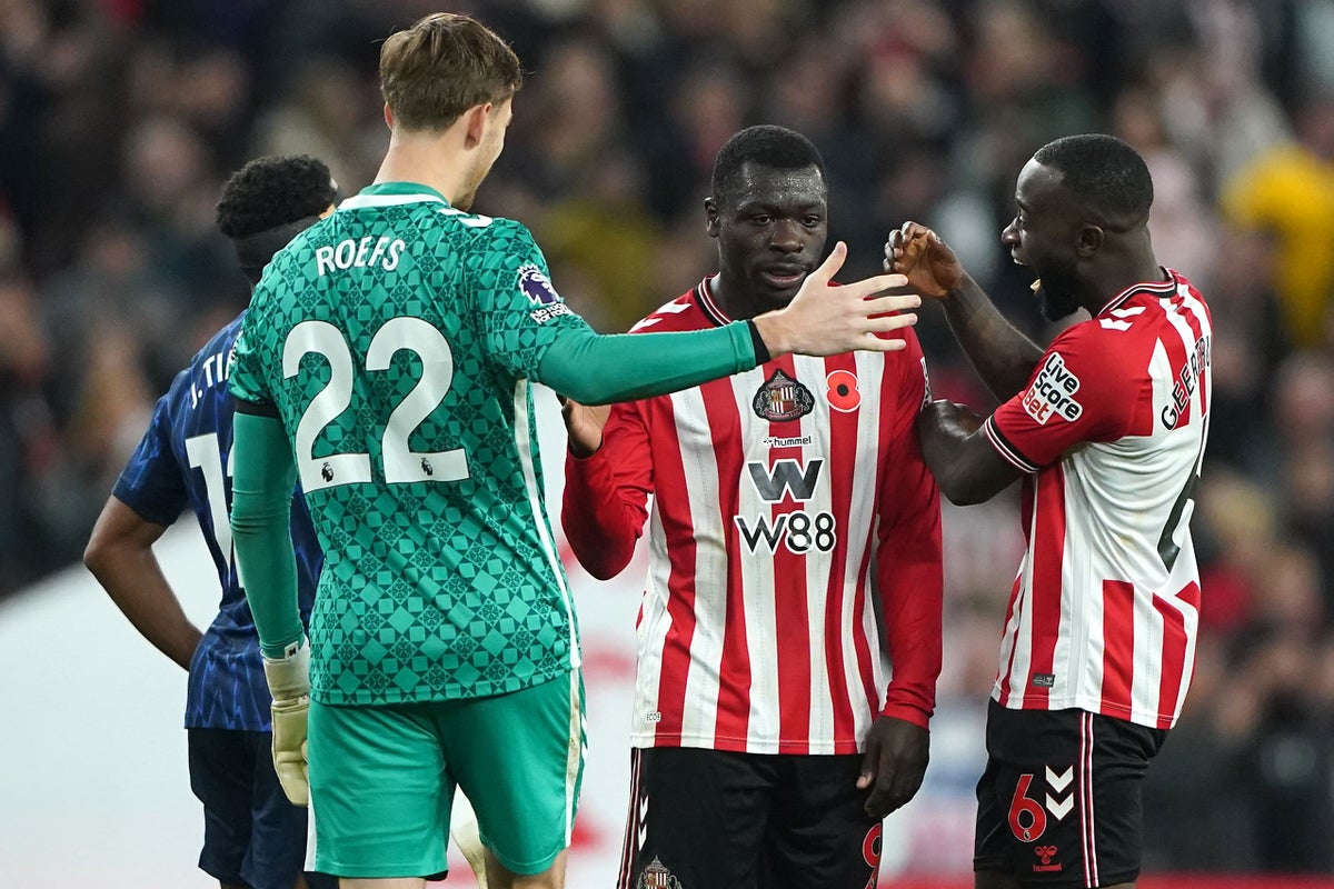 Sunday’s briefing: Sunderland end Arsenal run and Wolves close on new boss