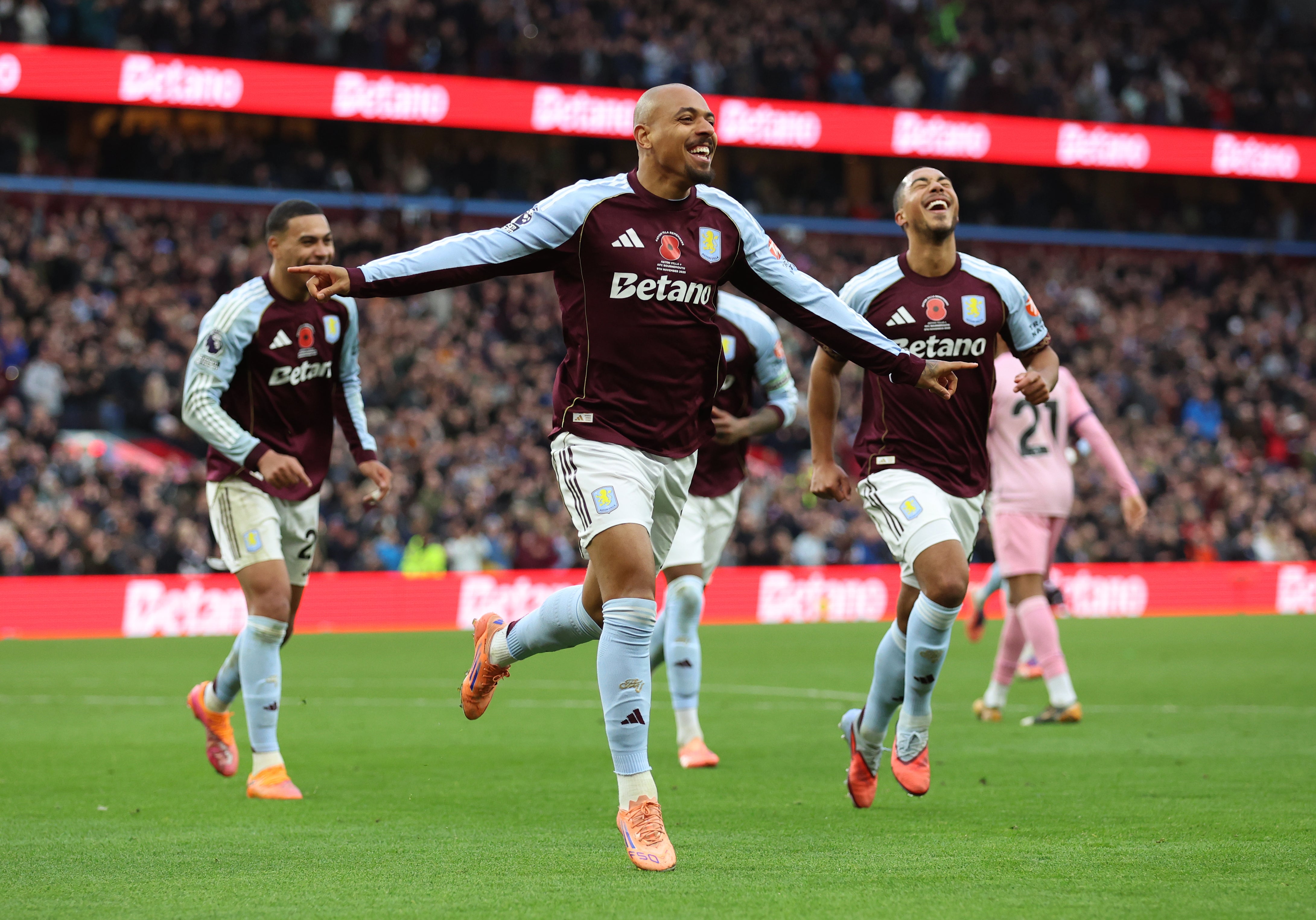 <p>Donyell Malen celebrates scoring Aston Villa's fourth goal</p>