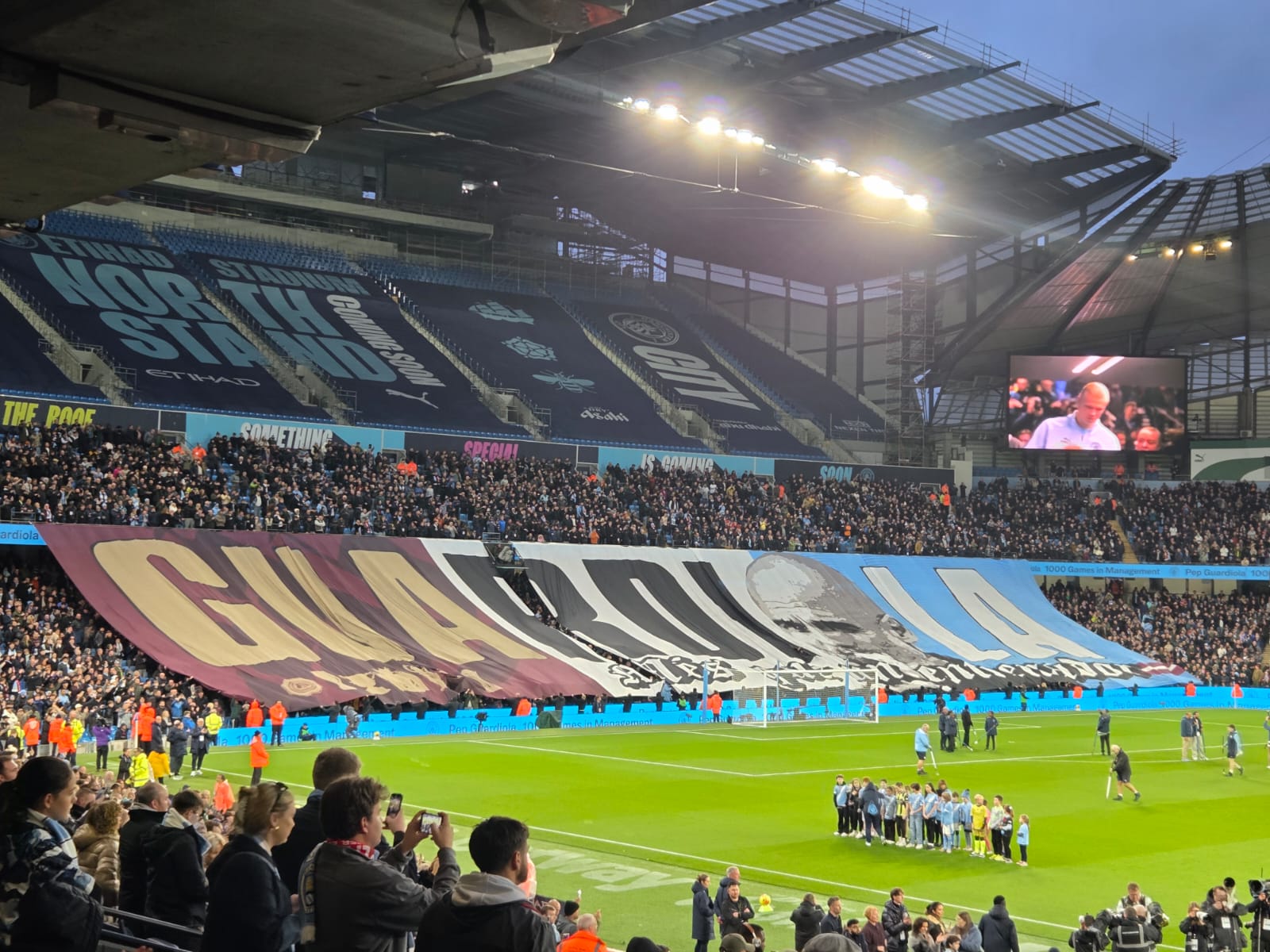 Fanúšikovia pred výkopom oslavovali Pepa Guardiolu