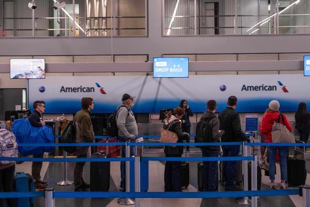 <p>People wait in line at Chicago O’Hare airport</p>