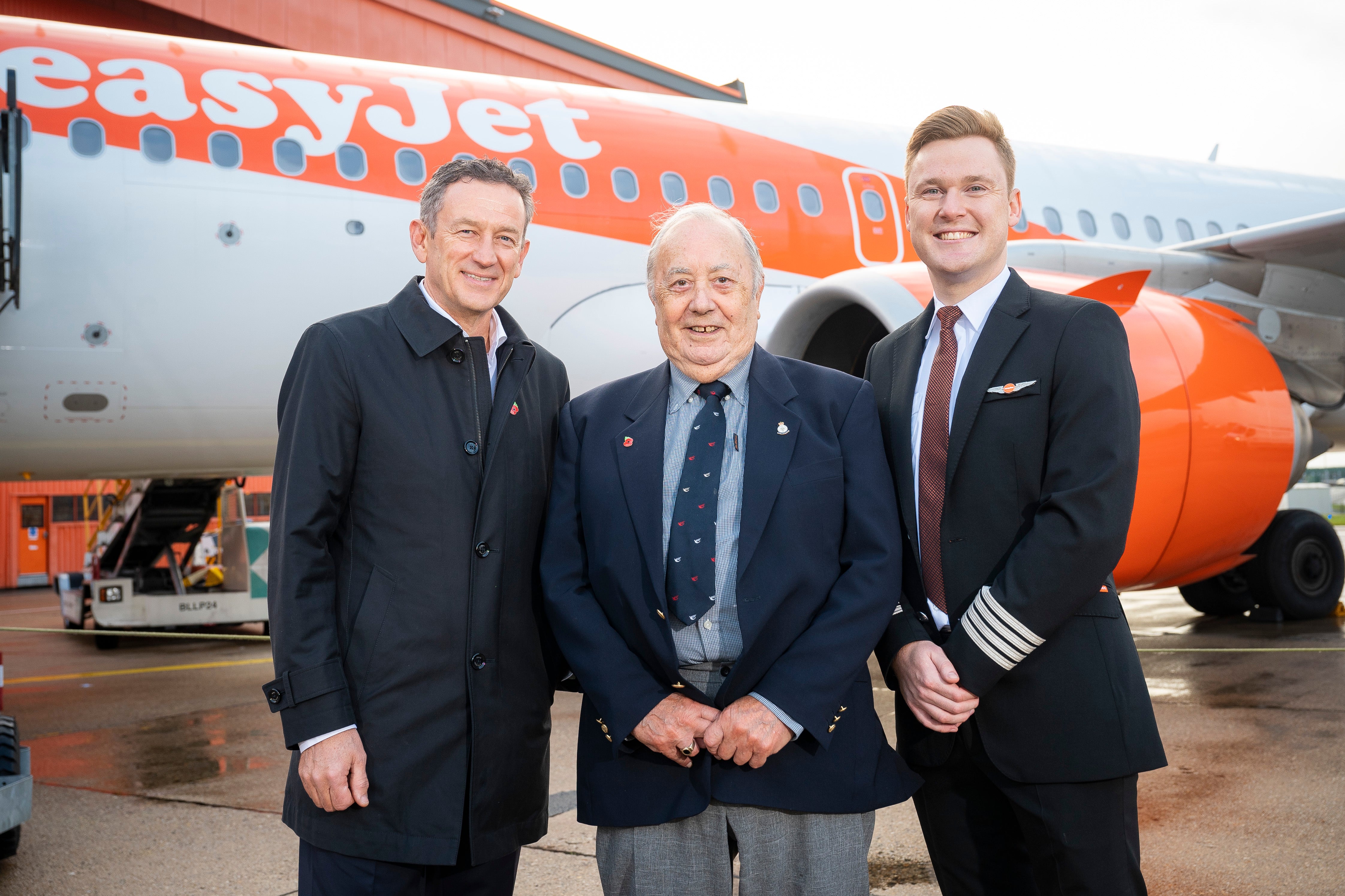 <p>Heathrow here we come? Kenton Jarvis, CEO of easyJet, alongside Fred Rivett, captain of easyJet’s first flight on 10 November 1995, and captain Jamie Smart</p>