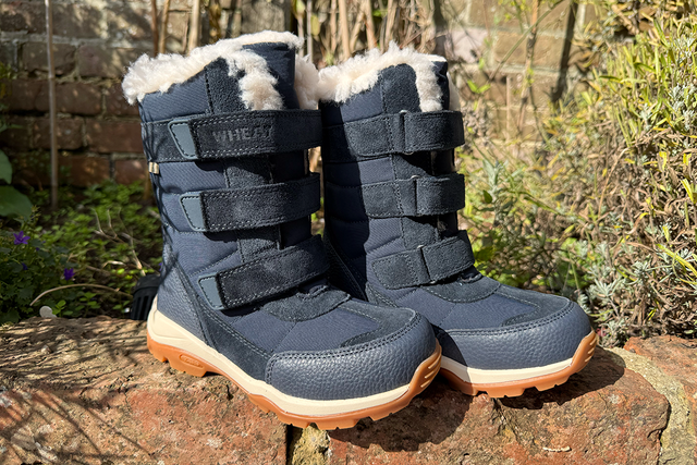 <p>Snowboots should be waterproof, warm and breathable, and easy to put on and take off</p>