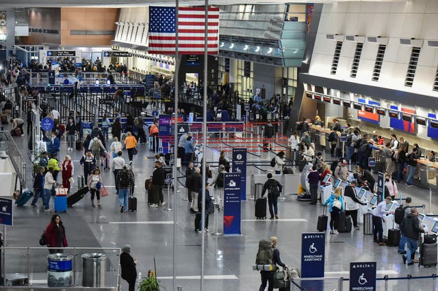 <p>A crowded airport amid shutdown</p>