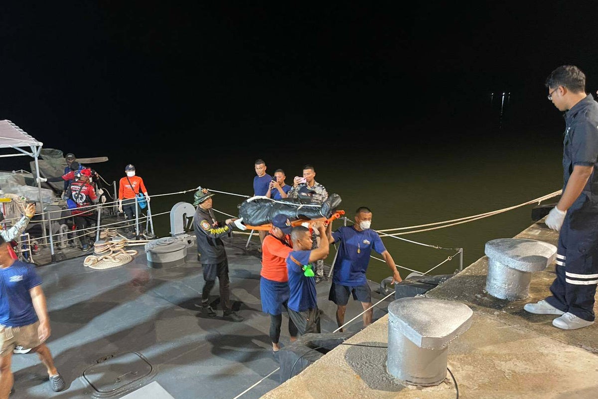 马来西亚海域船只沉没后，救援人员搜寻失踪移民，又找到 5 具尸体