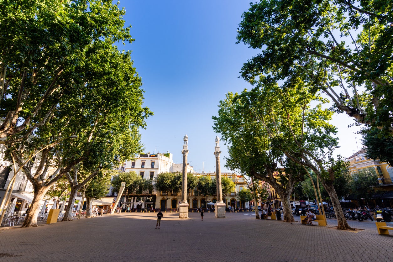 Doña Lola hotel is found near Alameda