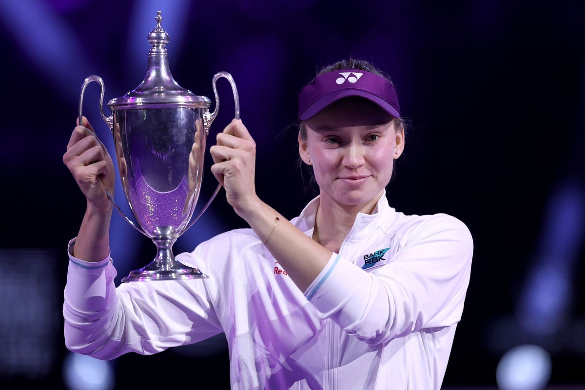Elena Rybakina desaira la foto con la jefa de la WTA, Portia Archer, a posteriori de triunfar un récord de 5,25 millones de dólares