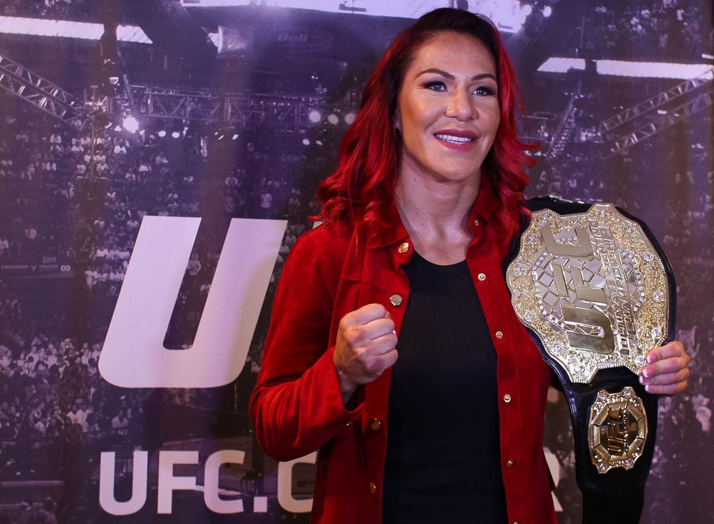 Cris Cyborg with her UFC featherweight championship in 2017